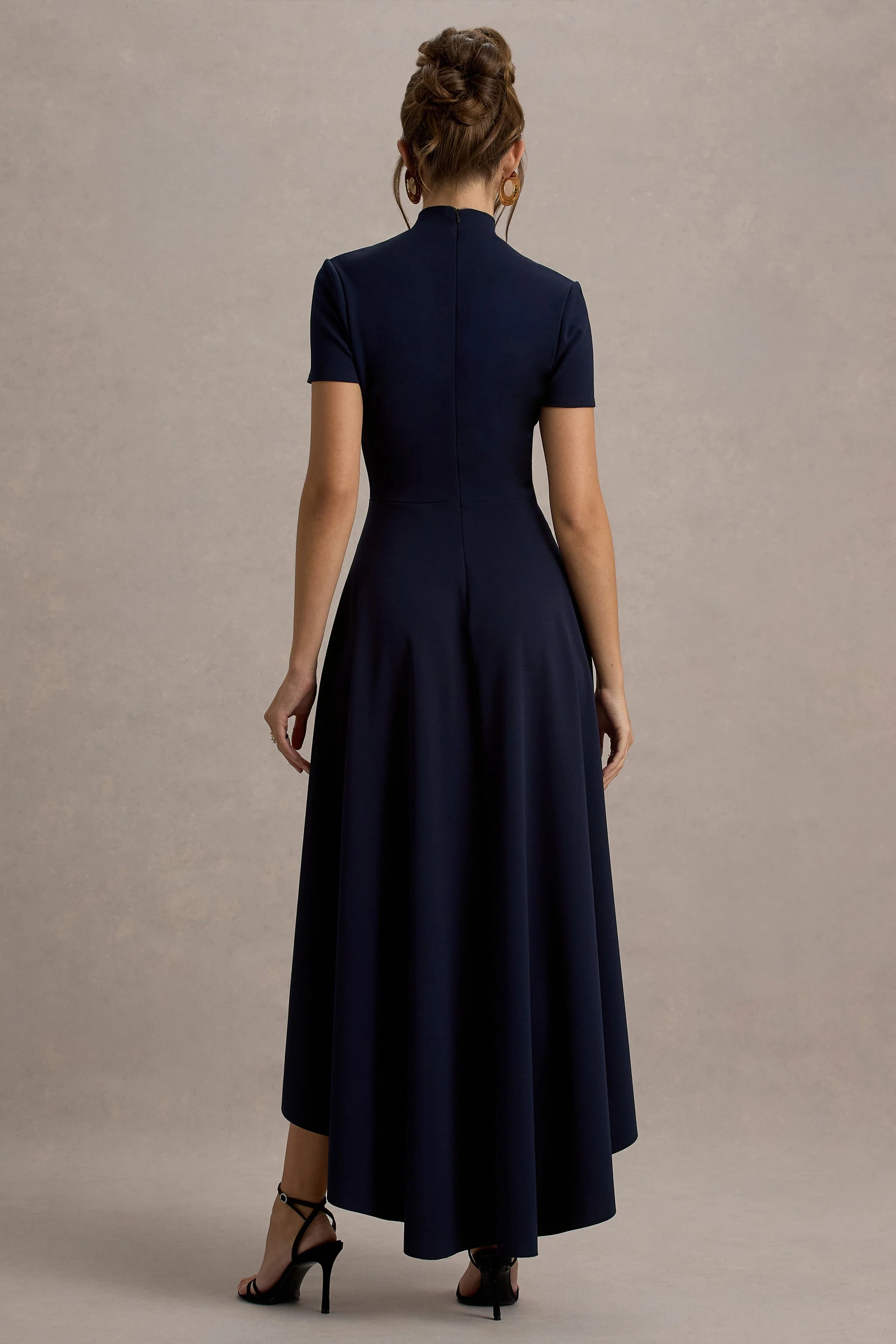Bellona | Marineblauwe Hoge Hals Midi Jurk Met Hoog-Lage Zoom - Image 2