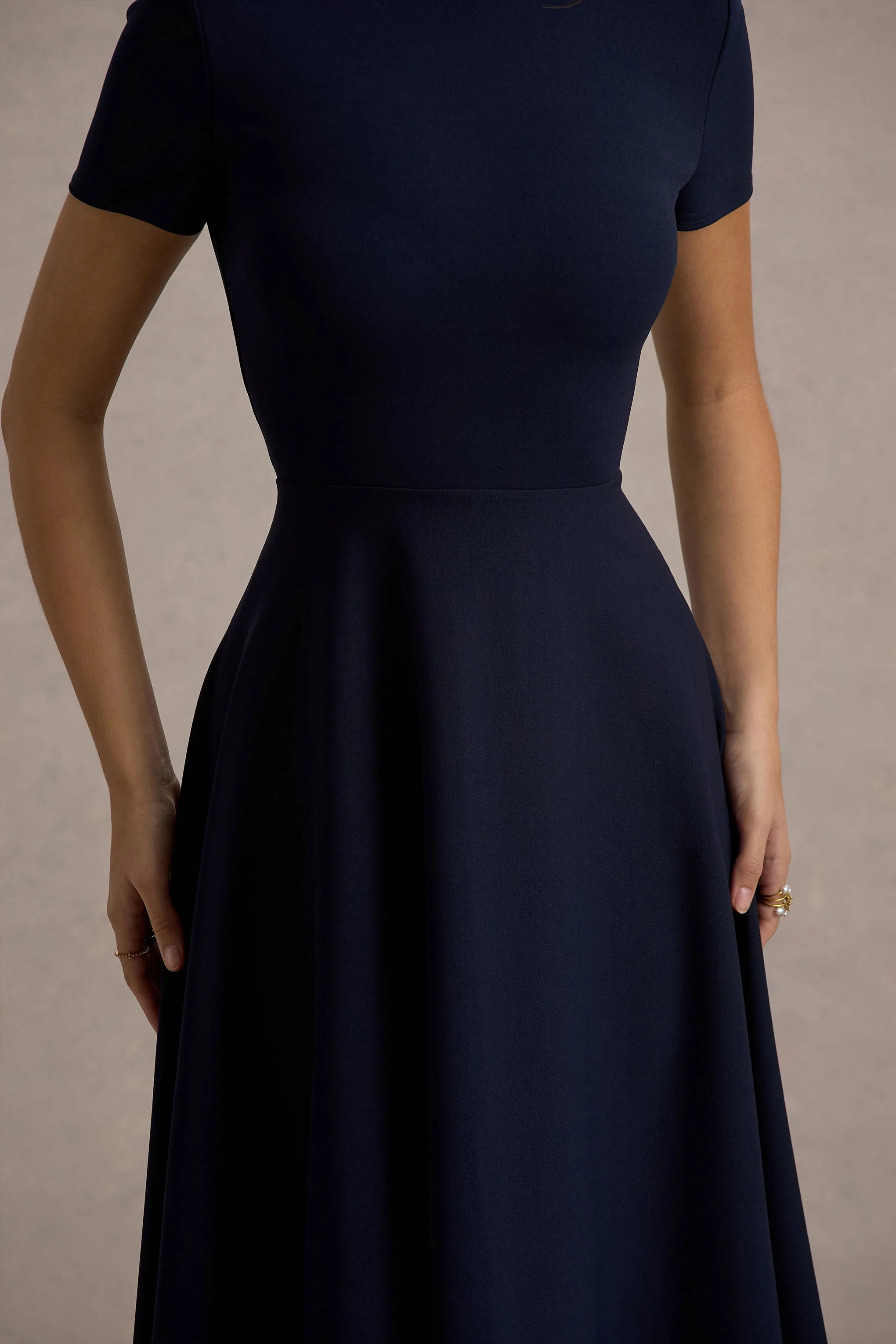 Bellona | Marineblauwe Hoge Hals Midi Jurk Met Hoog-Lage Zoom - Image 7