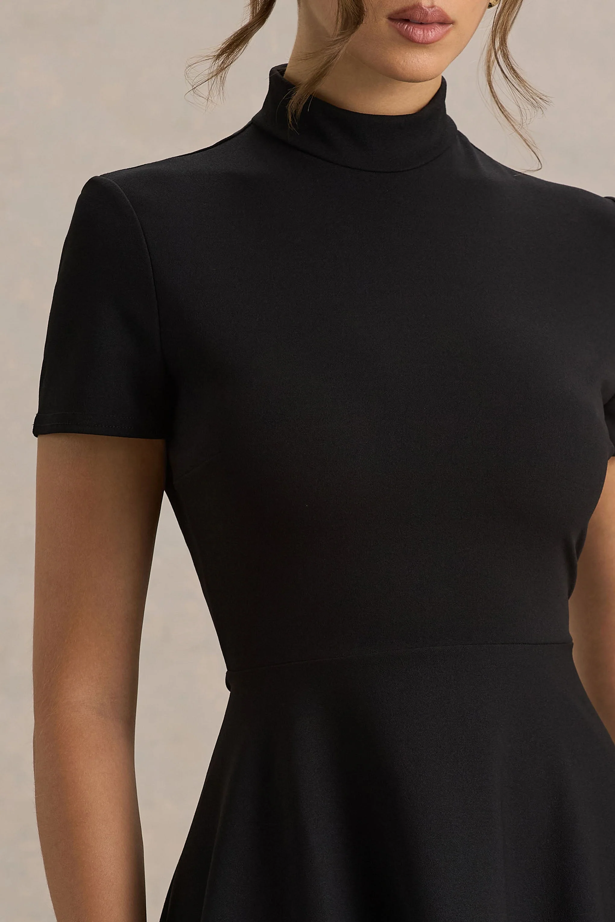 Bellona | Zwart Hoog-Lage Midi Jurk Met Hoge Hals - Image 6