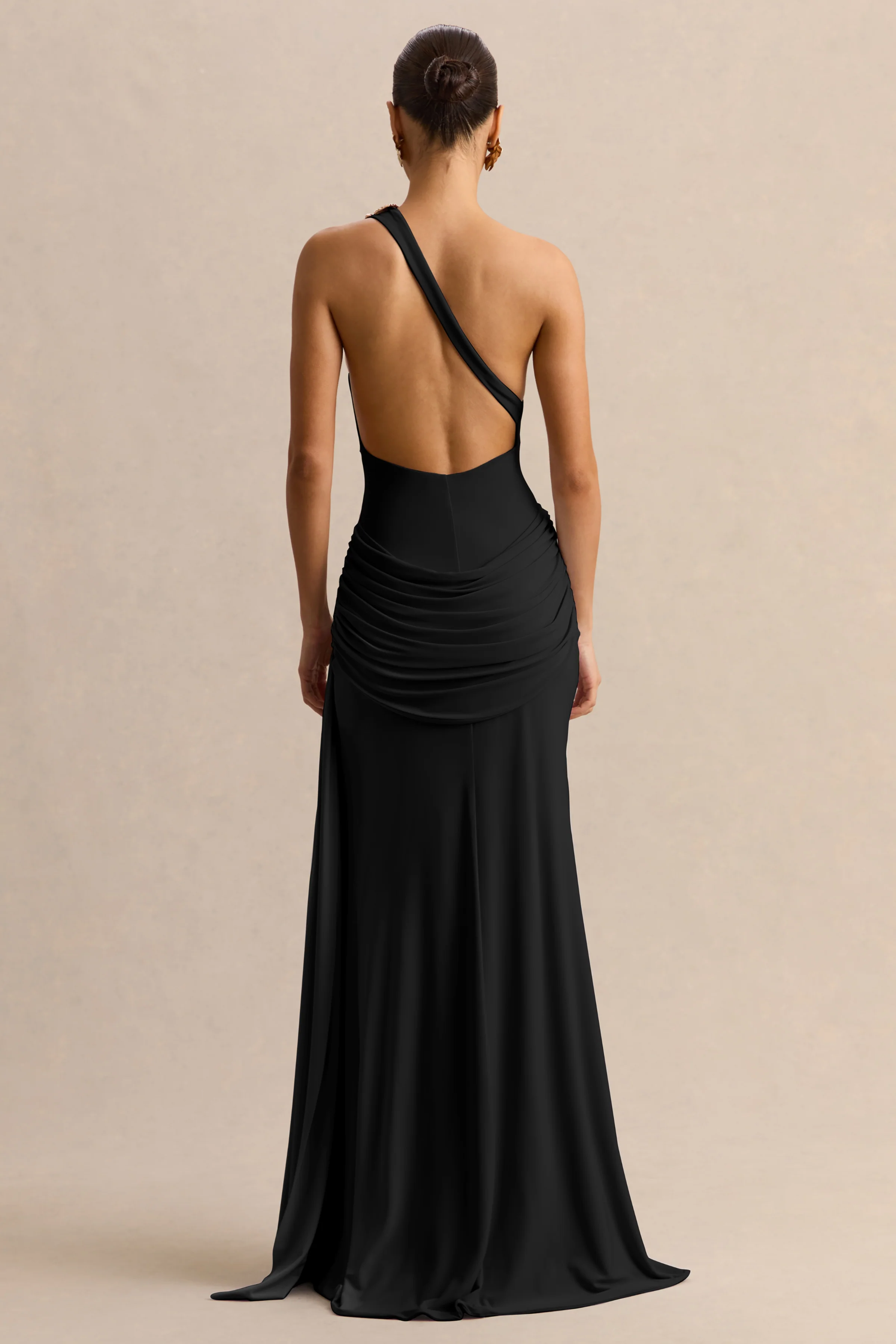Belrose | Zwarte Asymmetrische Hals Maxi Jurk Met Gouden Details En Hoge Voorsplit - Image 2