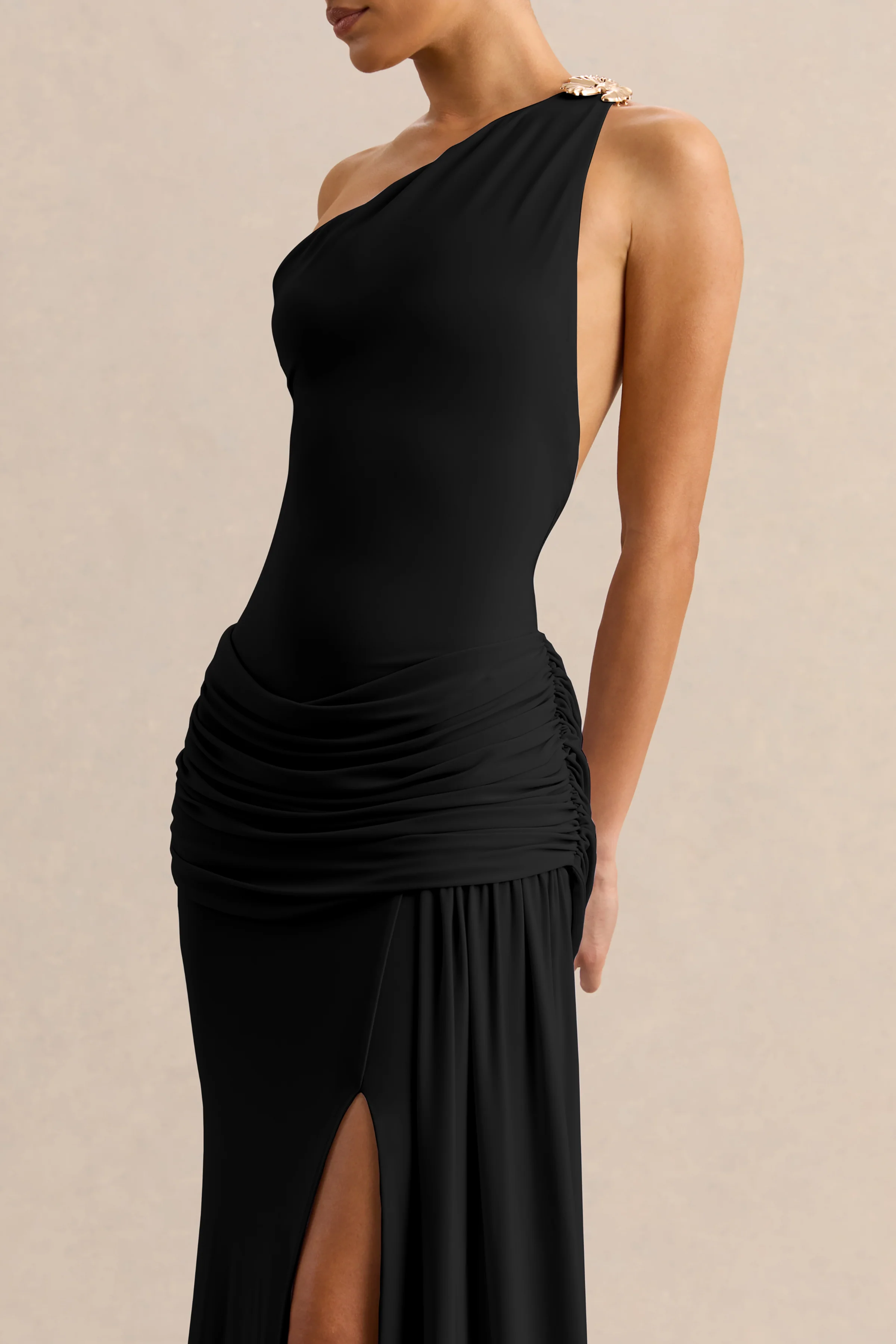 Belrose | Zwarte Asymmetrische Hals Maxi Jurk Met Gouden Details En Hoge Voorsplit - Image 3