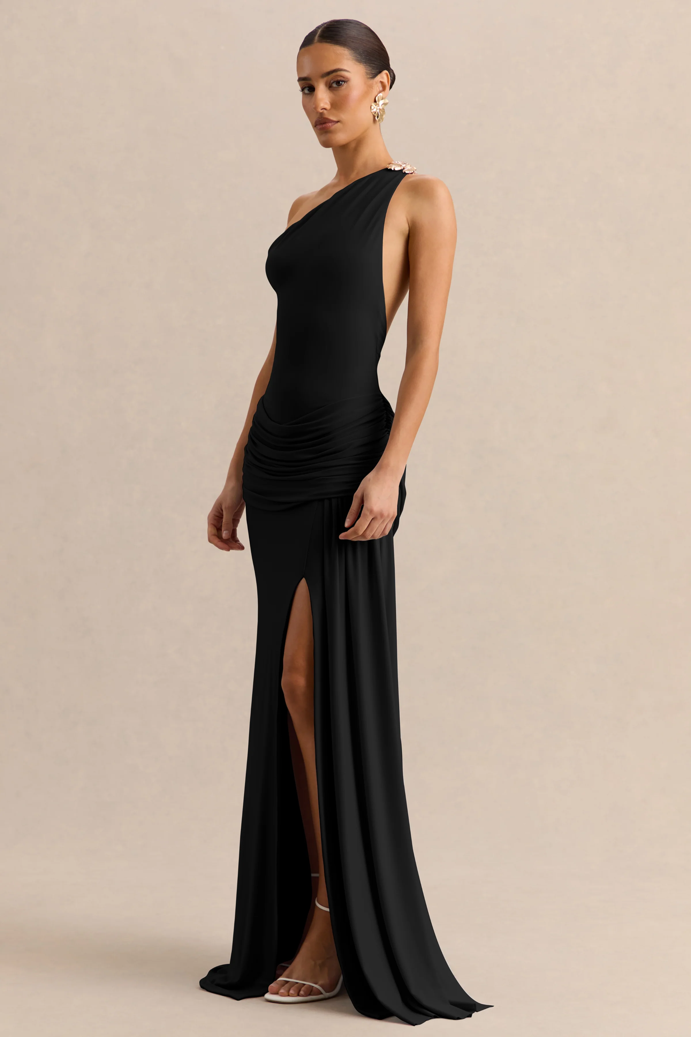 Belrose | Zwarte Asymmetrische Hals Maxi Jurk Met Gouden Details En Hoge Voorsplit - Image 5