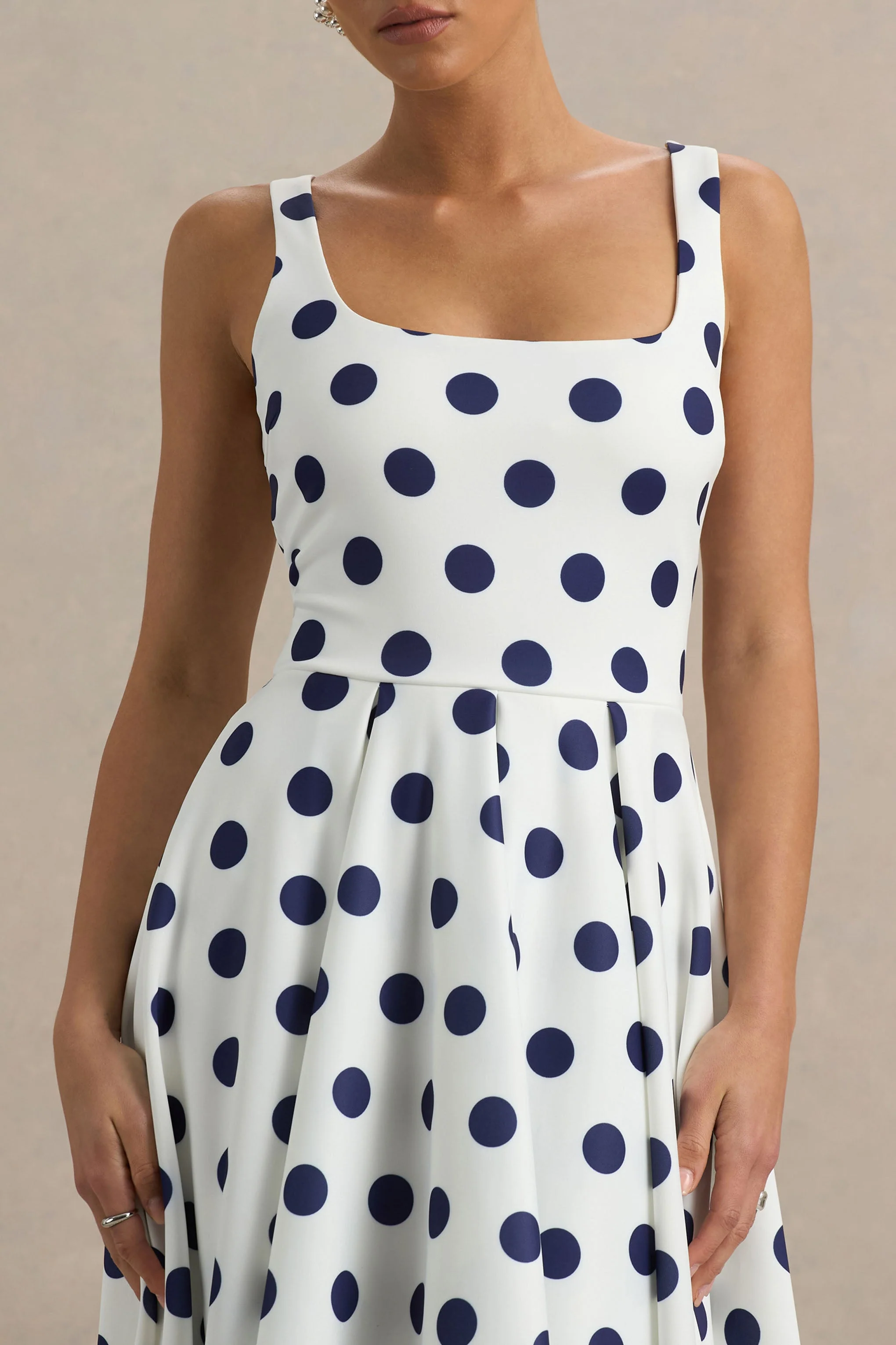 Berta | Witte En Marineblauwe Stippen Print Vierkante Hals Midi Jurk - Image 6