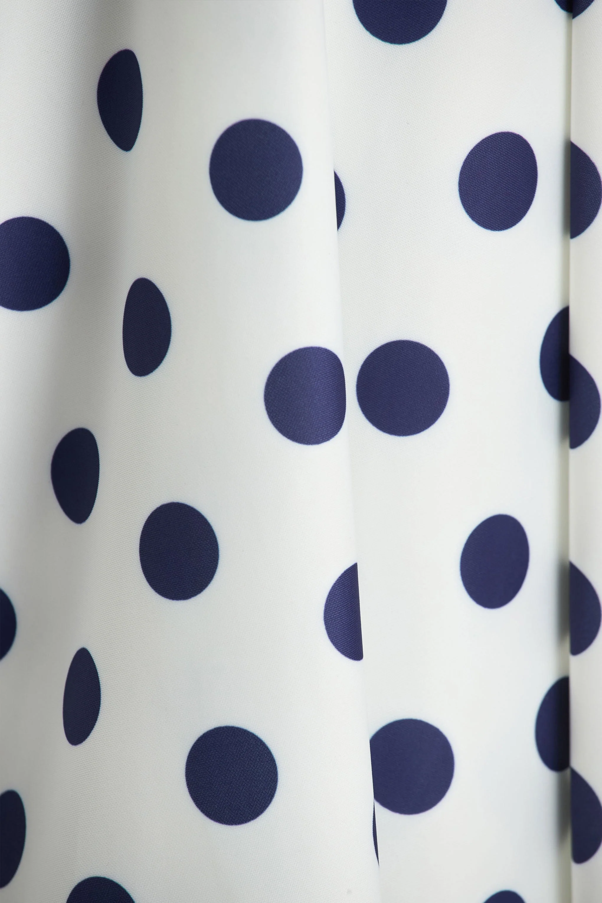 Berta | Witte En Marineblauwe Stippen Print Vierkante Hals Midi Jurk - Image 7
