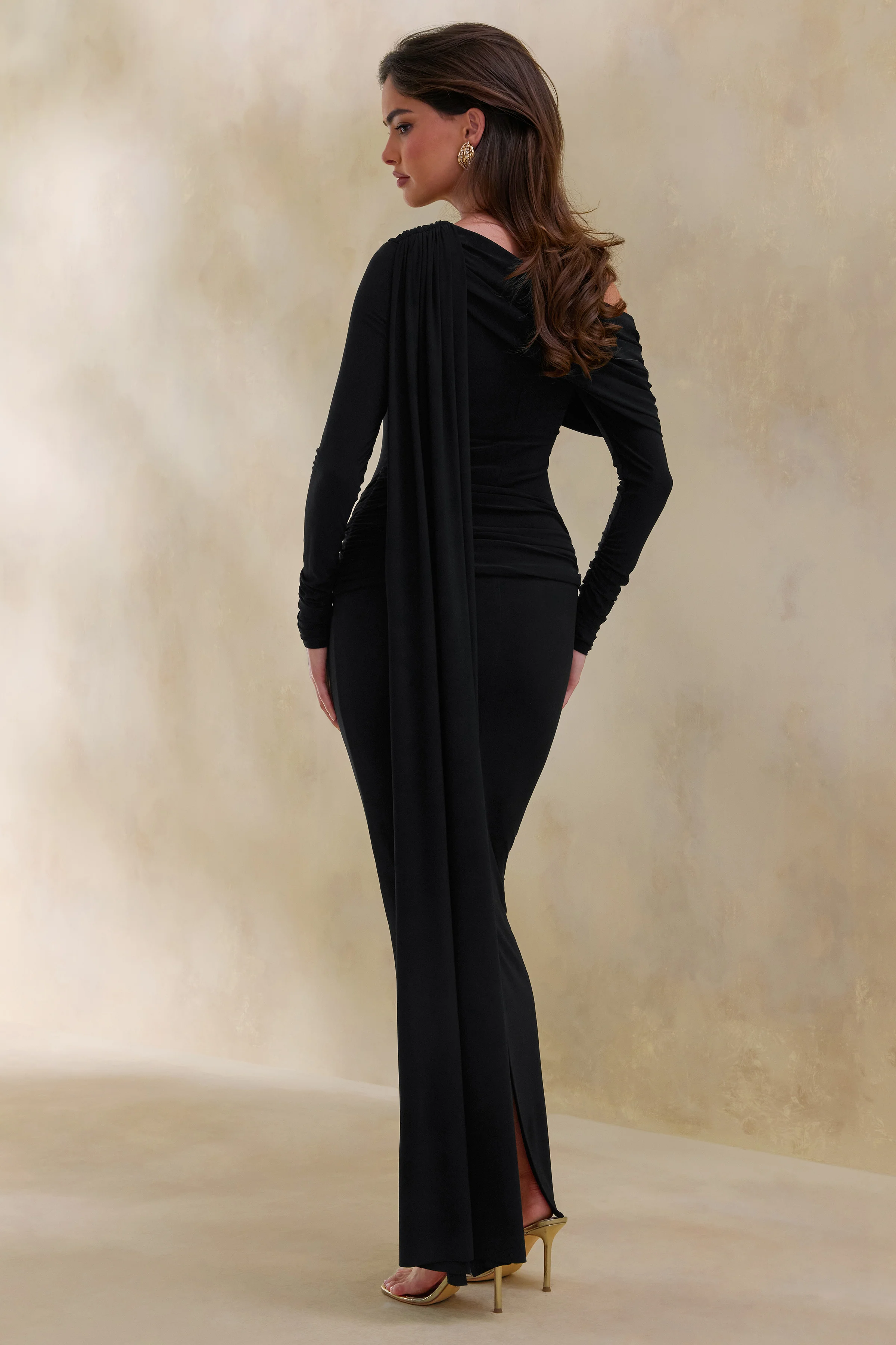 Bessy | Zwarte Asymmetrische Hals Maxi Jurk Met Gerimpeld Details En Ceintuur - Image 2