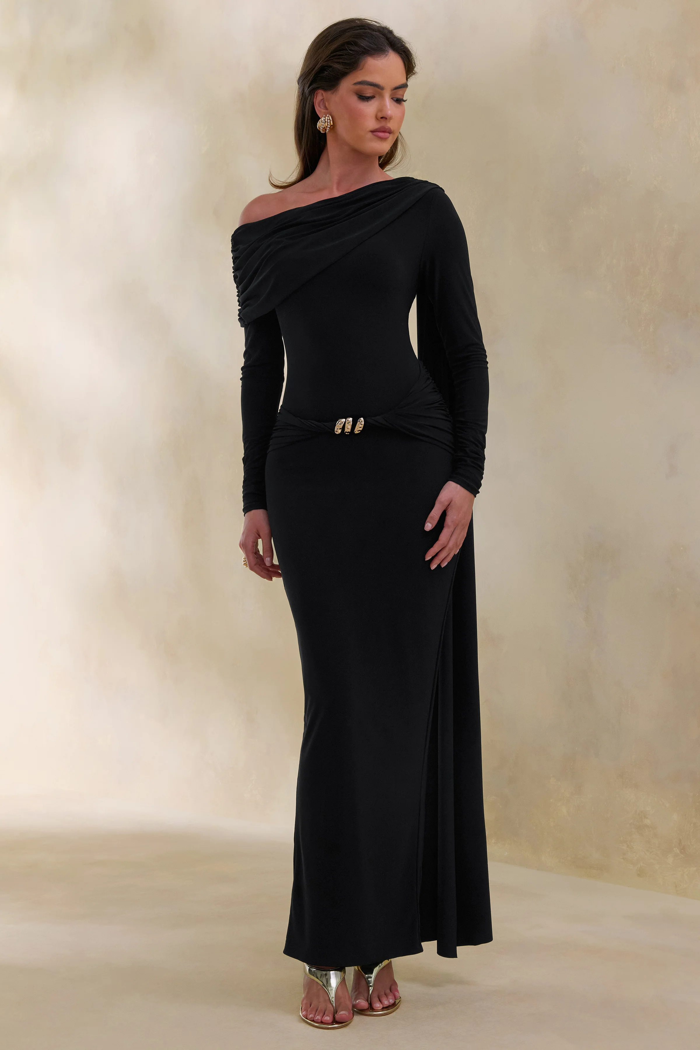 Bessy | Zwarte Asymmetrische Hals Maxi Jurk Met Gerimpeld Details En Ceintuur - Image 5
