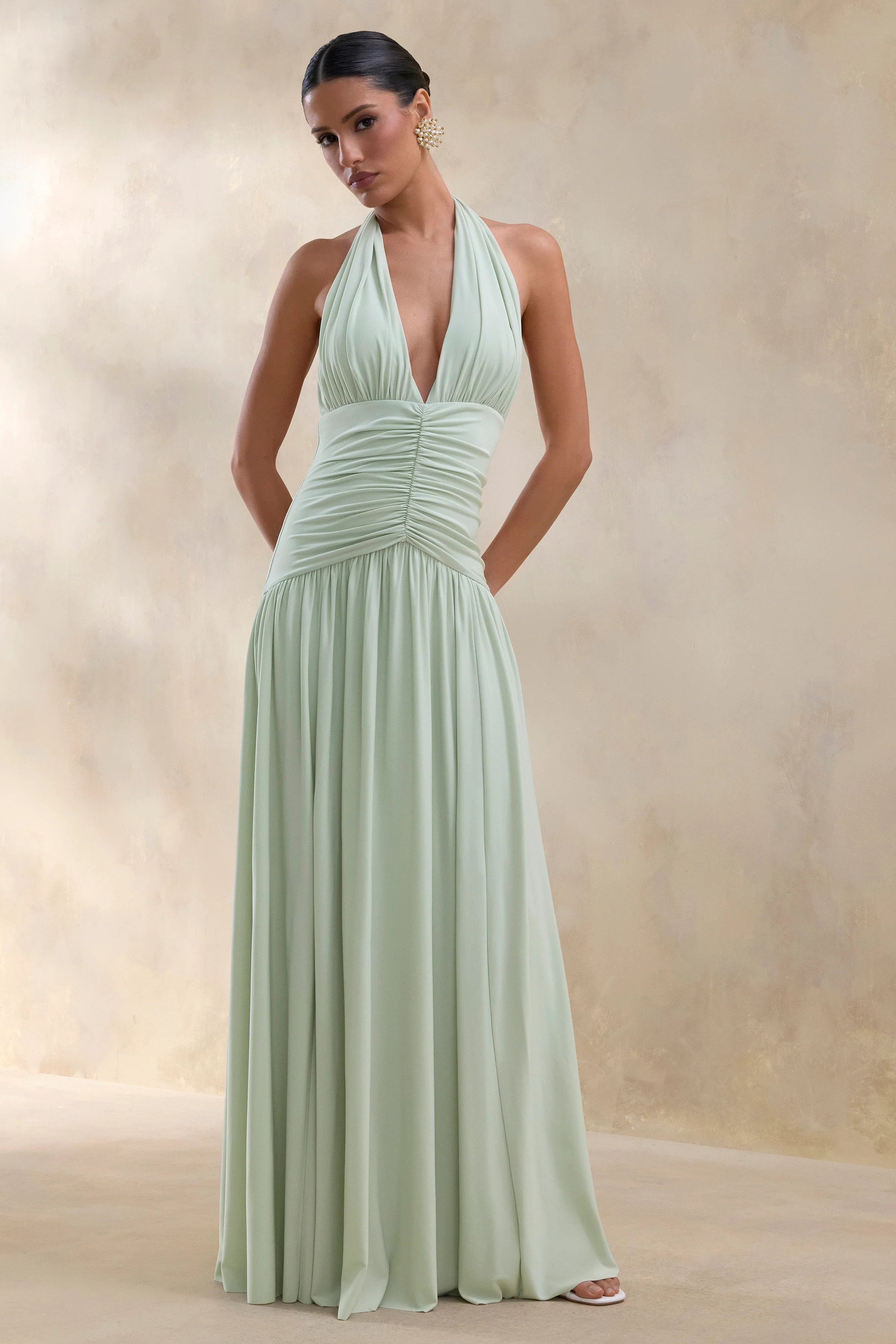 Bettina | Saliegroene Maxi Jurk Met Diepe V-Hals En Gerimpelde Details