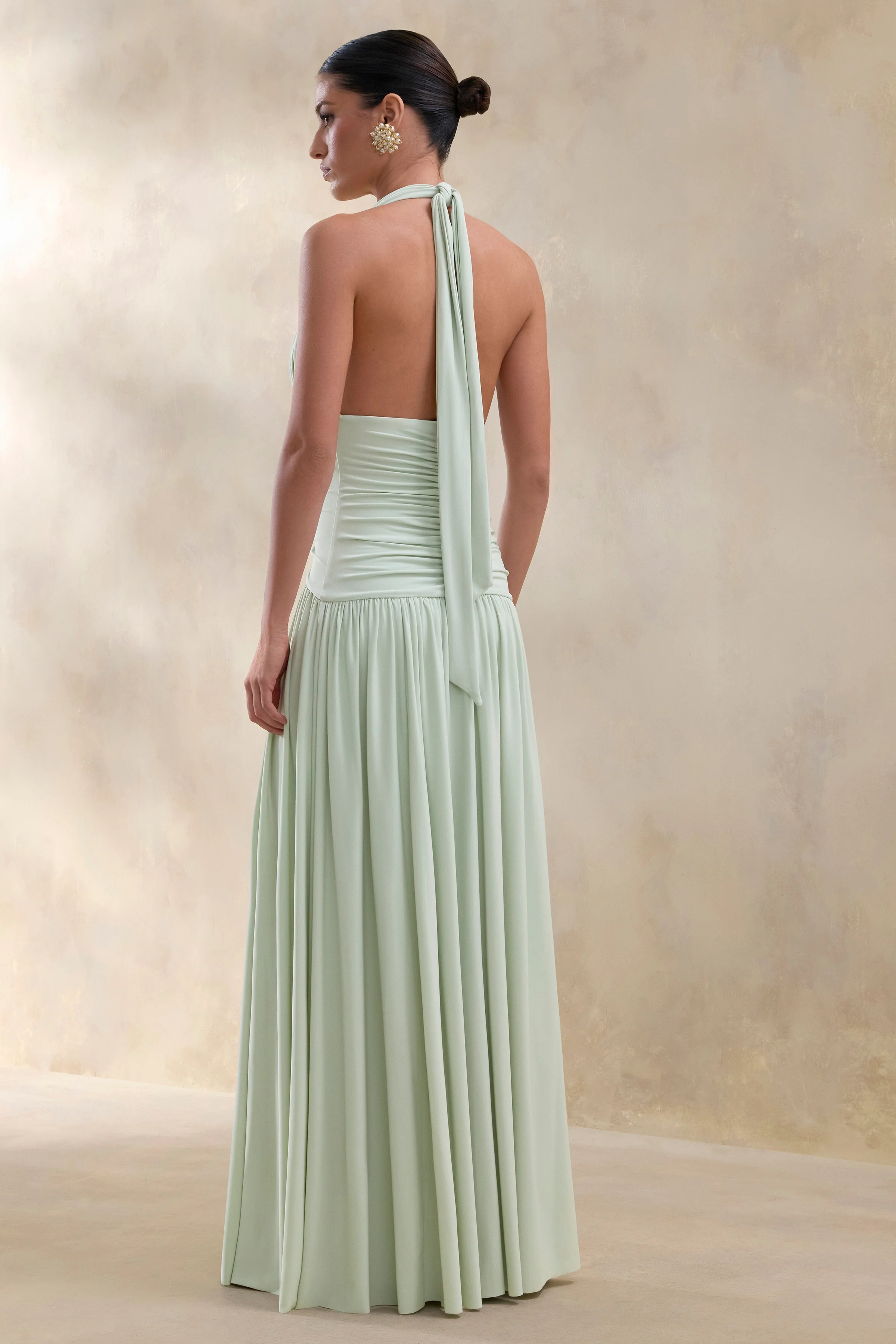 Bettina | Saliegroene Maxi Jurk Met Diepe V-Hals En Gerimpelde Details - Image 2