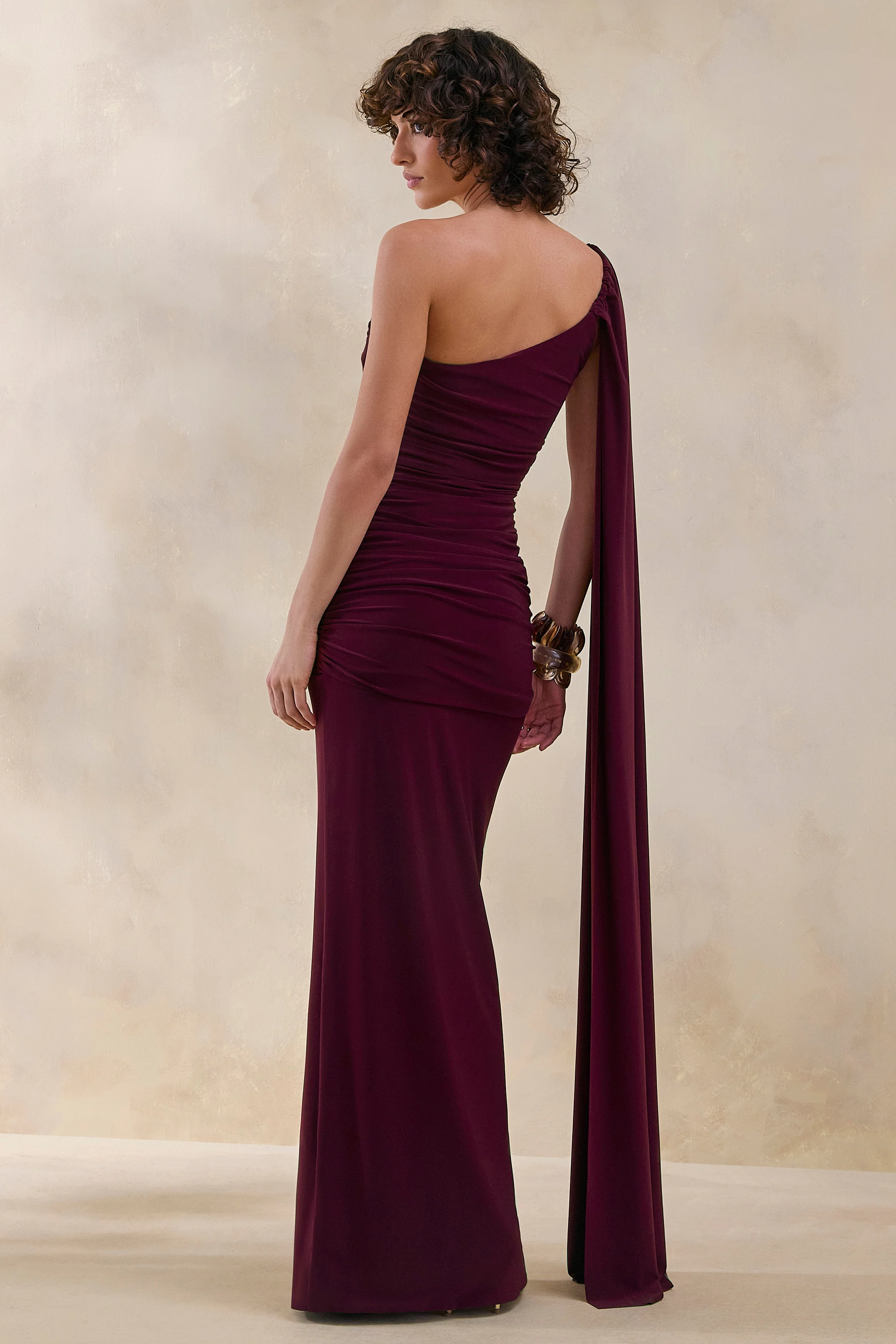 Bettine | Bordeaux Asymmetrische Hals Maxi Jurk Met Cape Mouw - Image 2