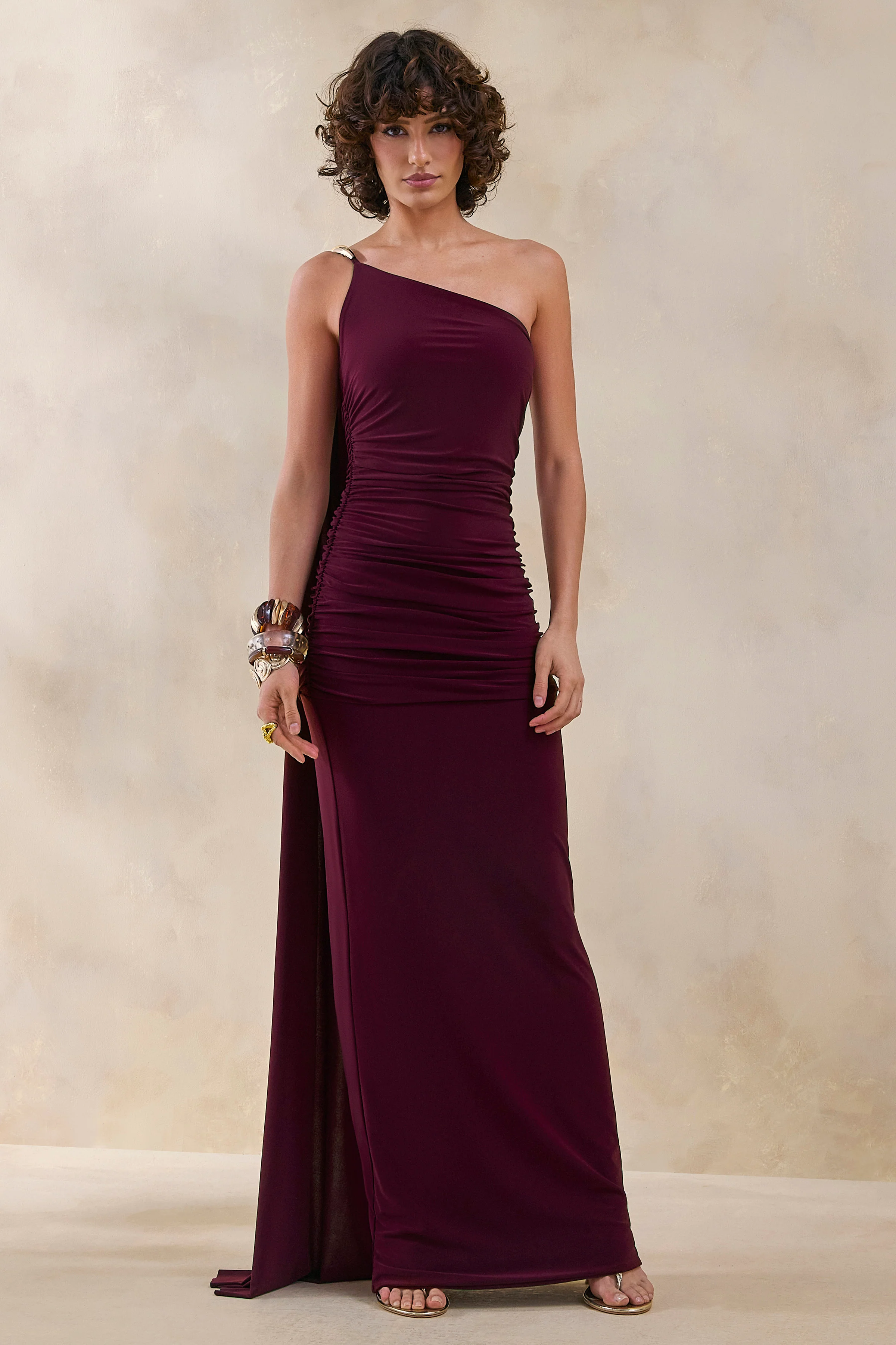 Bettine | Bordeaux Asymmetrische Hals Maxi Jurk Met Cape Mouw - Image 5