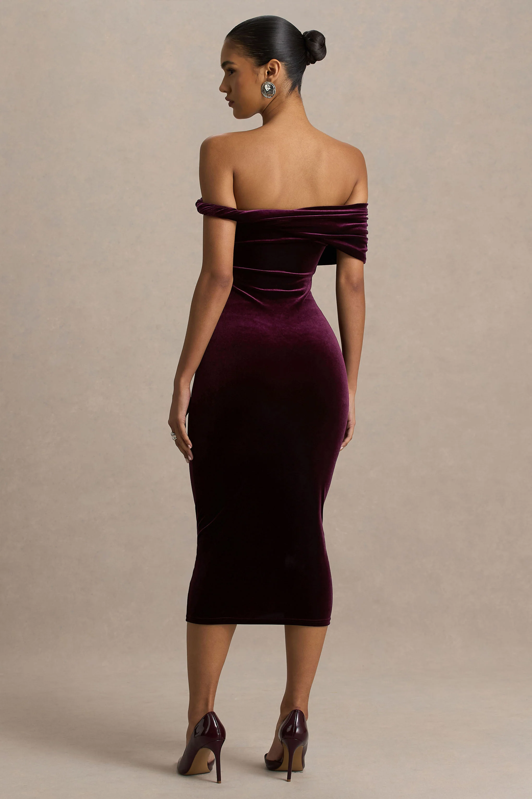 Billie | Bordeaux Donkerrode Fluwelen Bardot-Hals Midi Jurk Met Gedraaide Mouw - Image 2
