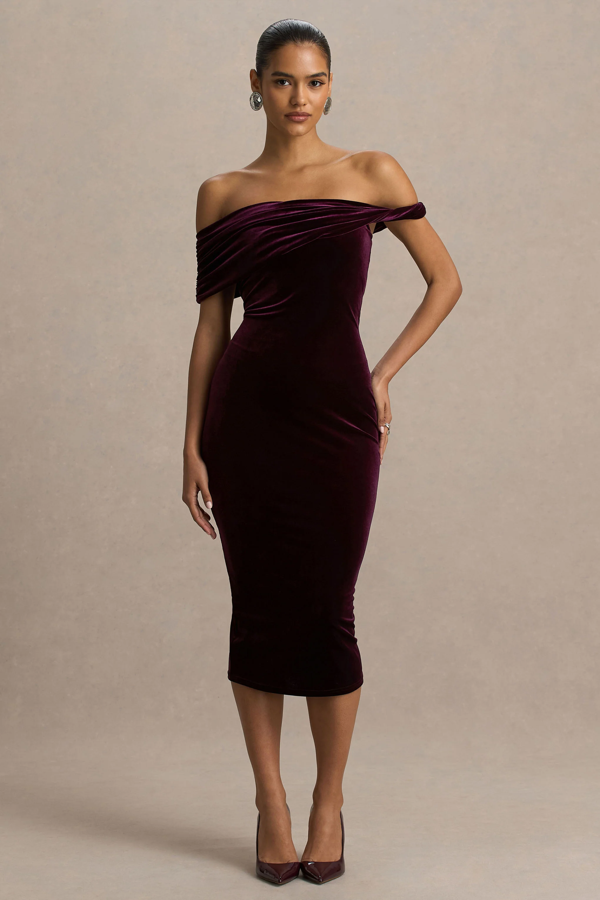 Billie | Bordeaux Donkerrode Fluwelen Bardot-Hals Midi Jurk Met Gedraaide Mouw - Image 4