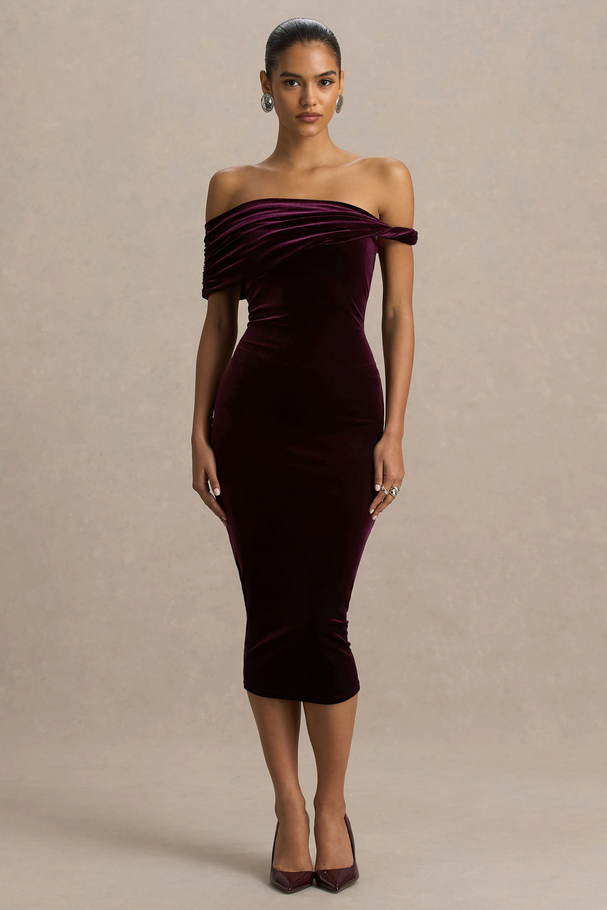 Billie | Bordeaux Donkerrode Fluwelen Bardot-Hals Midi Jurk Met Gedraaide Mouw - Image 5