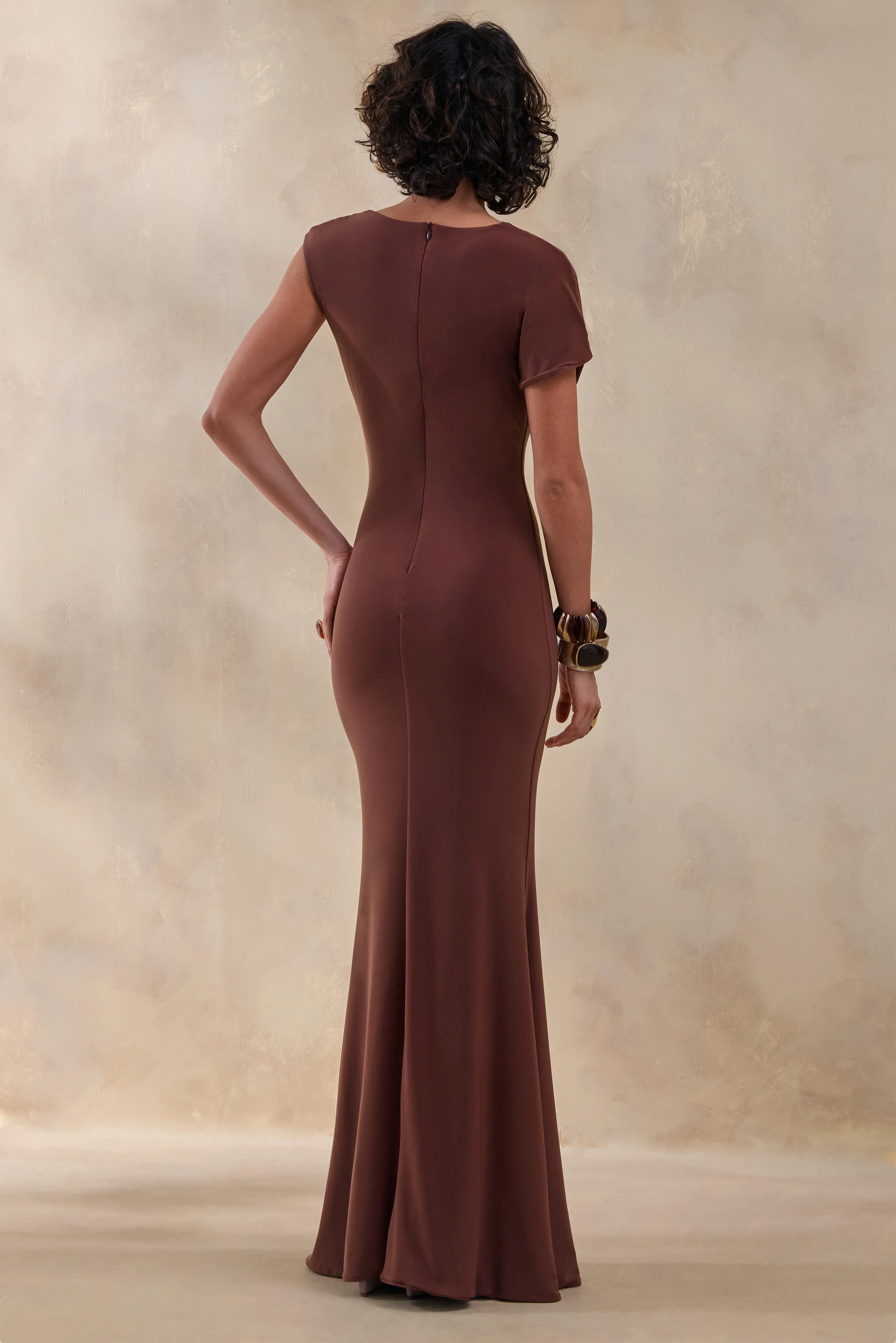 Blaire | Bruine Asymmetrische Hals Maxi Jurk Met Gouden Details - Image 2