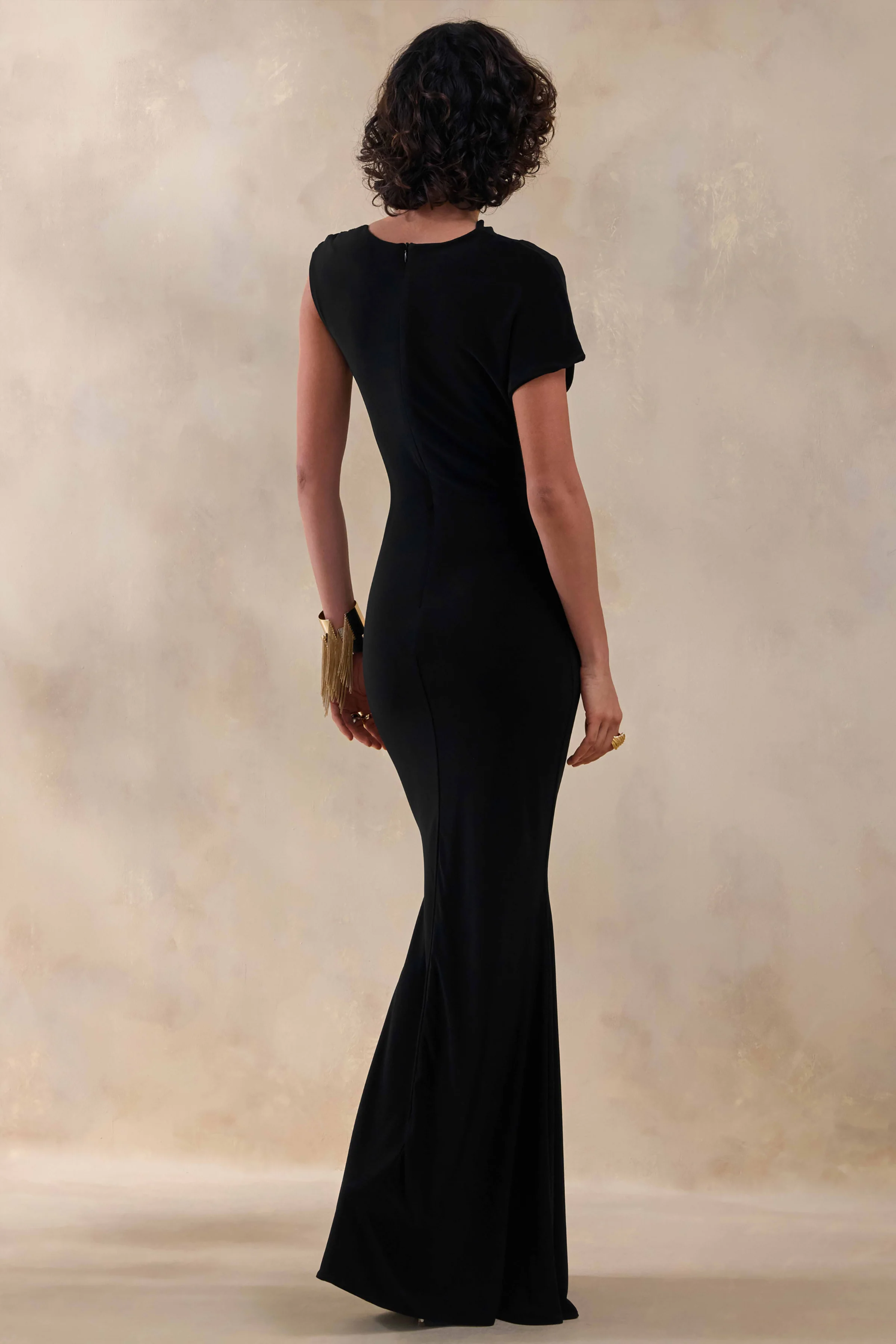 Blaire | Zwarte Asymmetrische Hals Maxi Jurk Met Gouden Detail - Image 2