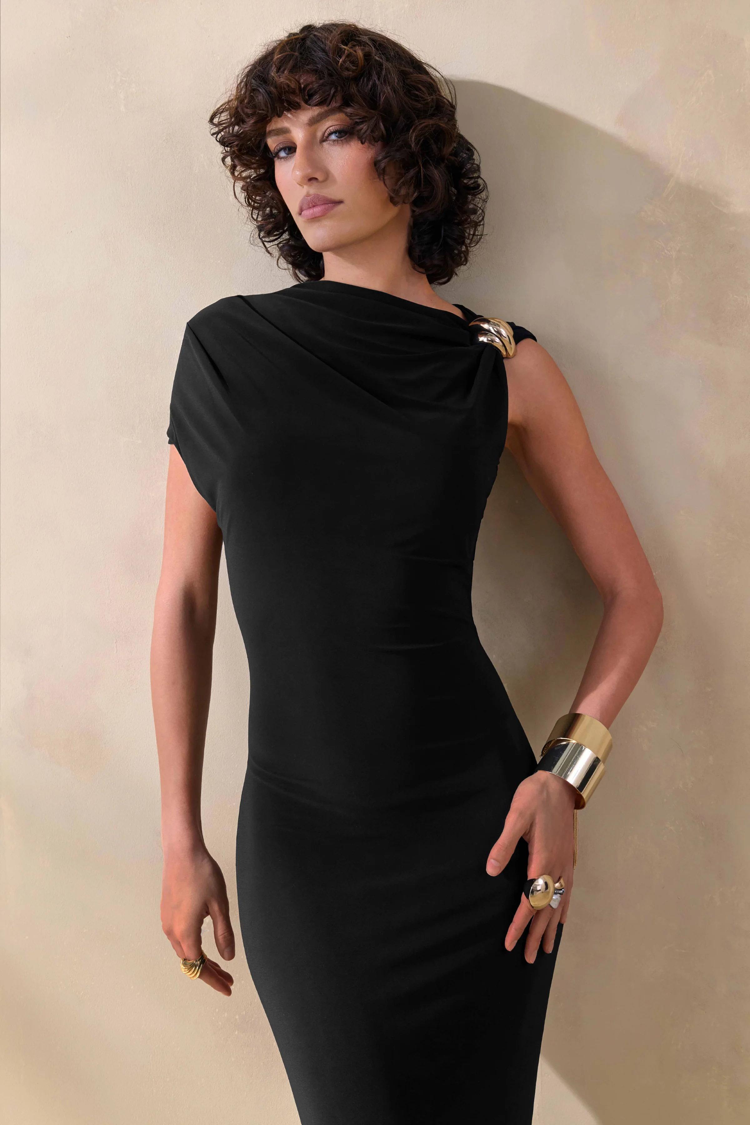 Blaire | Zwarte Asymmetrische Hals Maxi Jurk Met Gouden Detail - Image 3