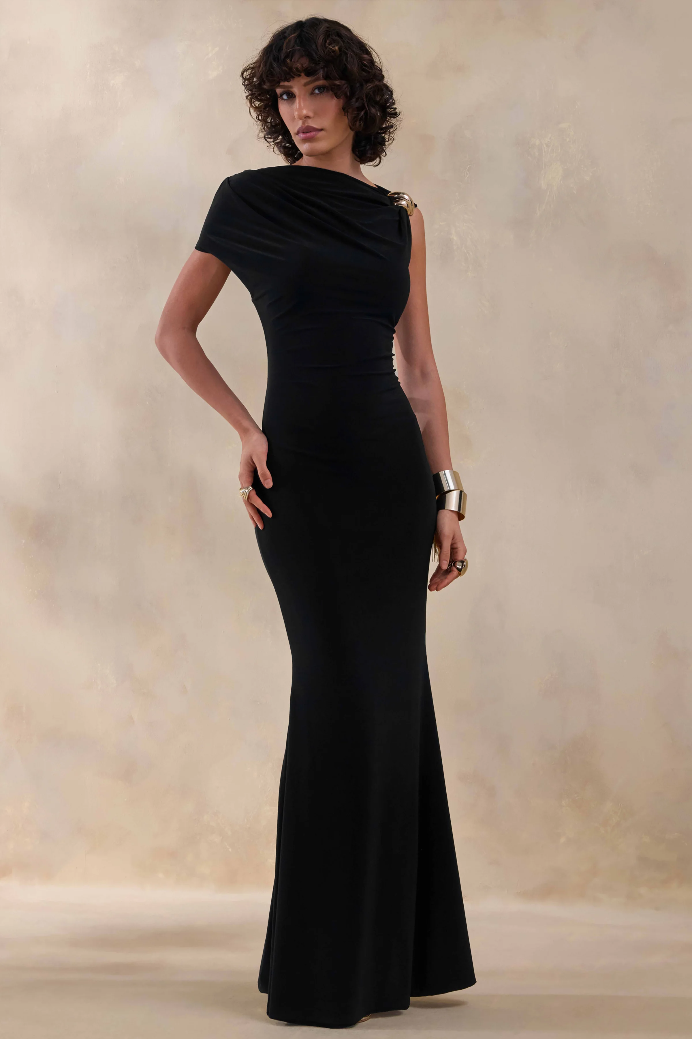 Blaire | Zwarte Asymmetrische Hals Maxi Jurk Met Gouden Detail - Image 4