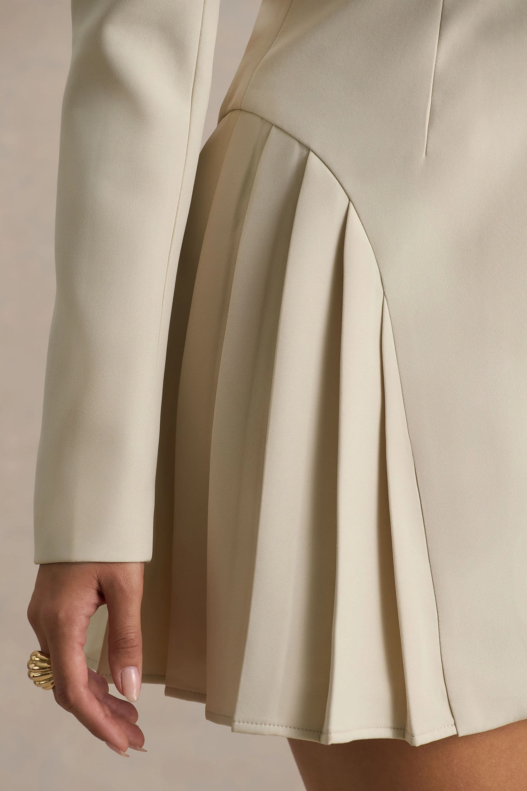 Blossoming | Nude Diepe V-Hals Getailleerd Mini Jurk Met Plooien - Image 6