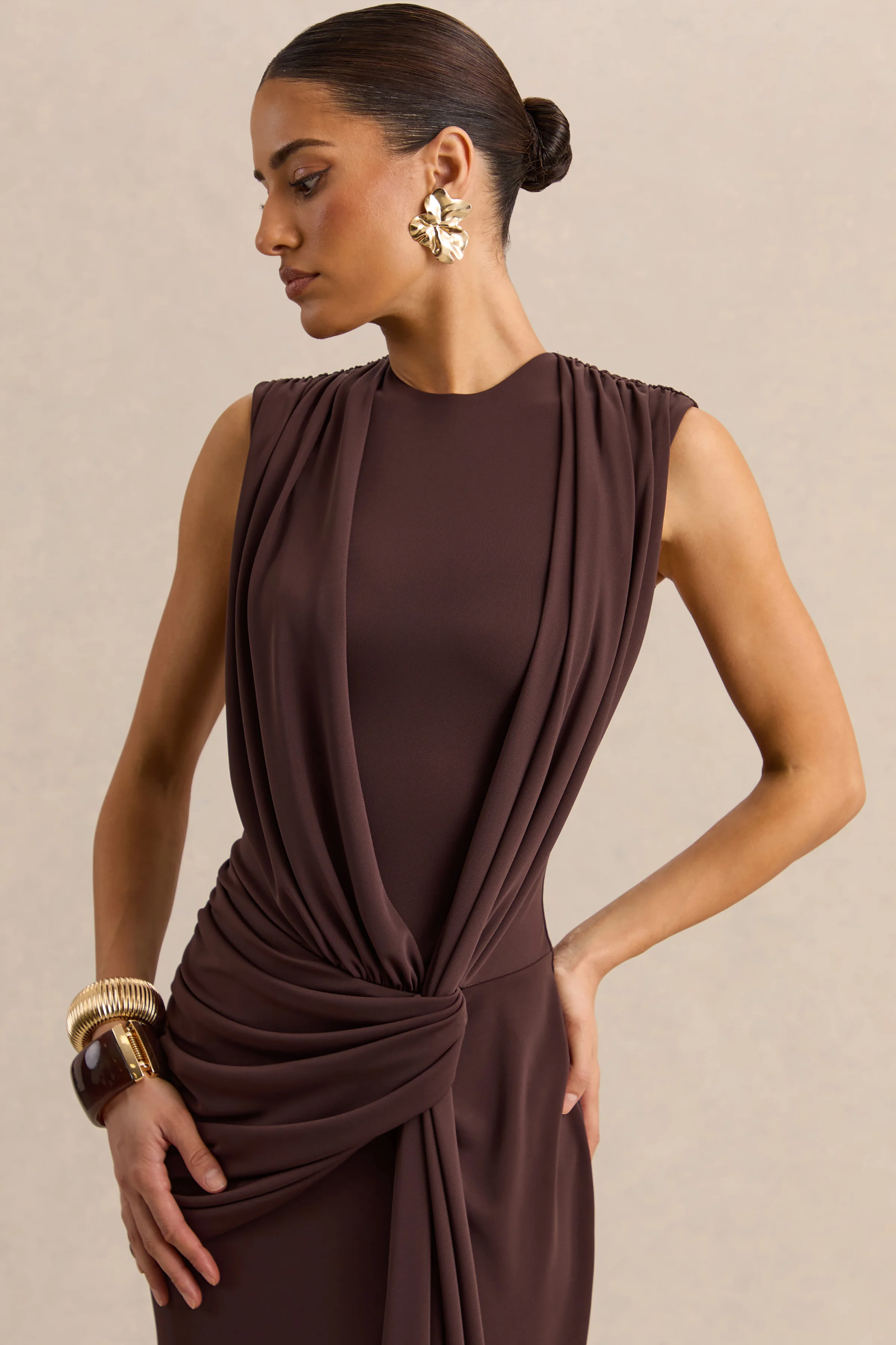 Blythia | Bruine Ronde Hals Maxi Jurk Met Geplooide Details - Image 3