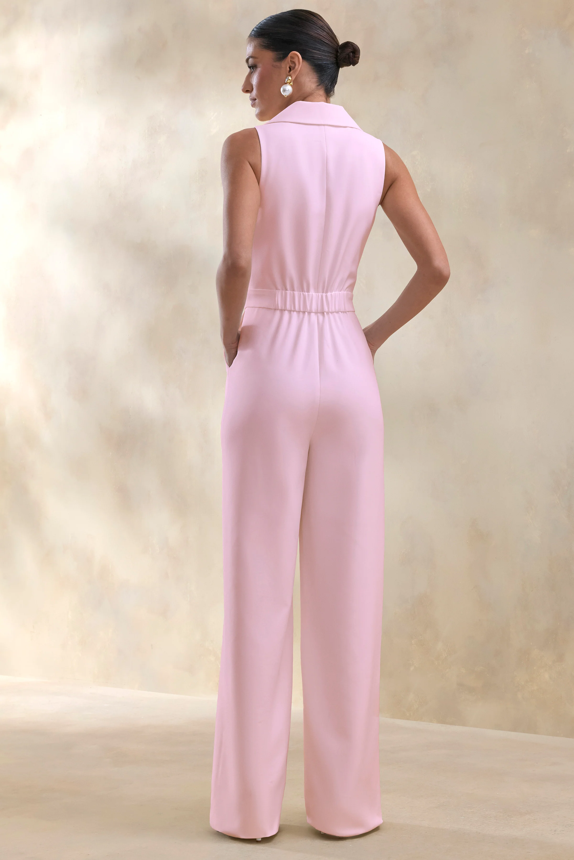 Brillora | Lichtroze Getailleerde Jumpsuit Met Diepe V-Hals - Image 2