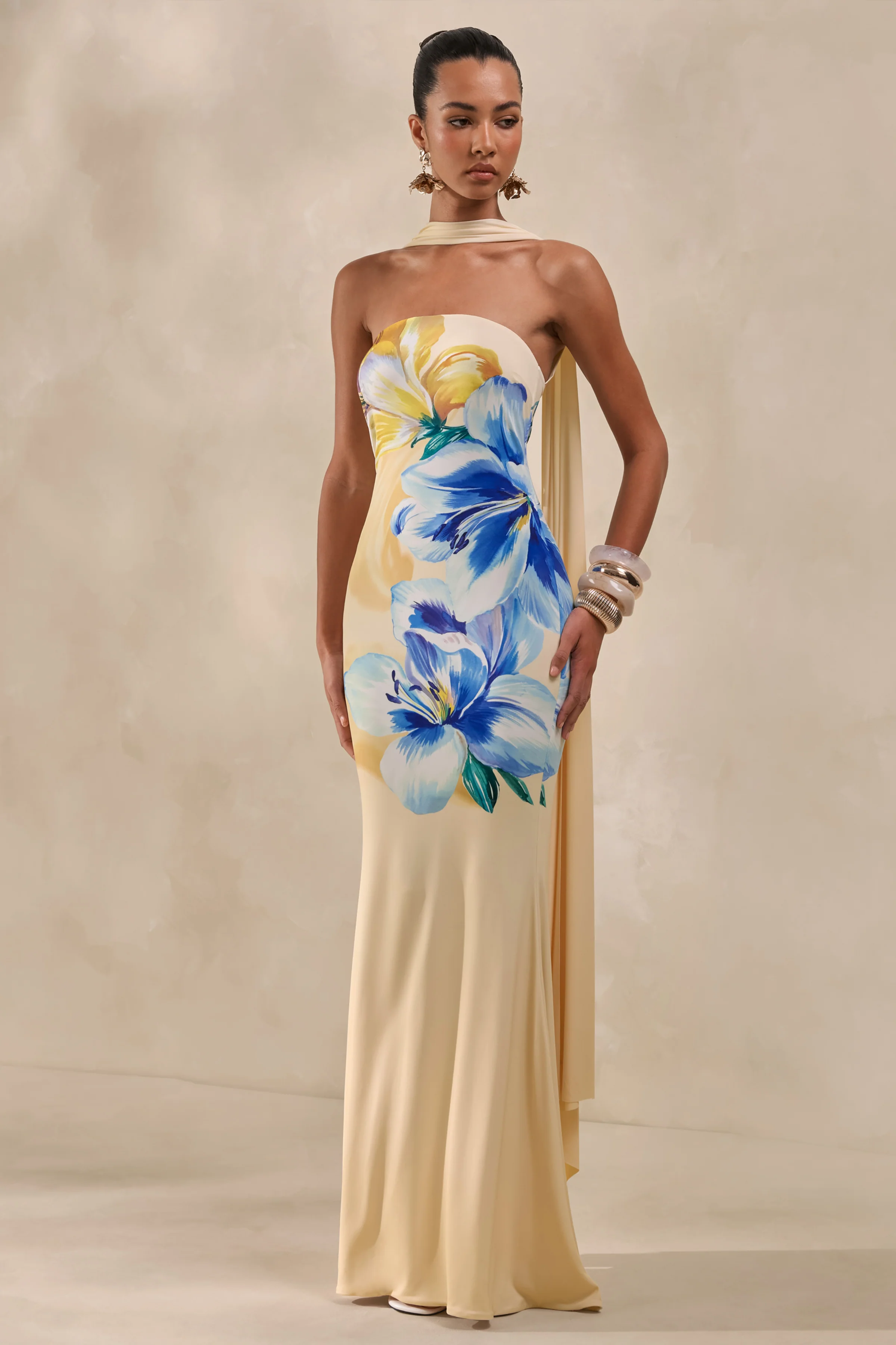 Brooke | Citroengele En Blauwe Bloemenprint Bandeau Maxi Jurk Met Sjaal - Image 2
