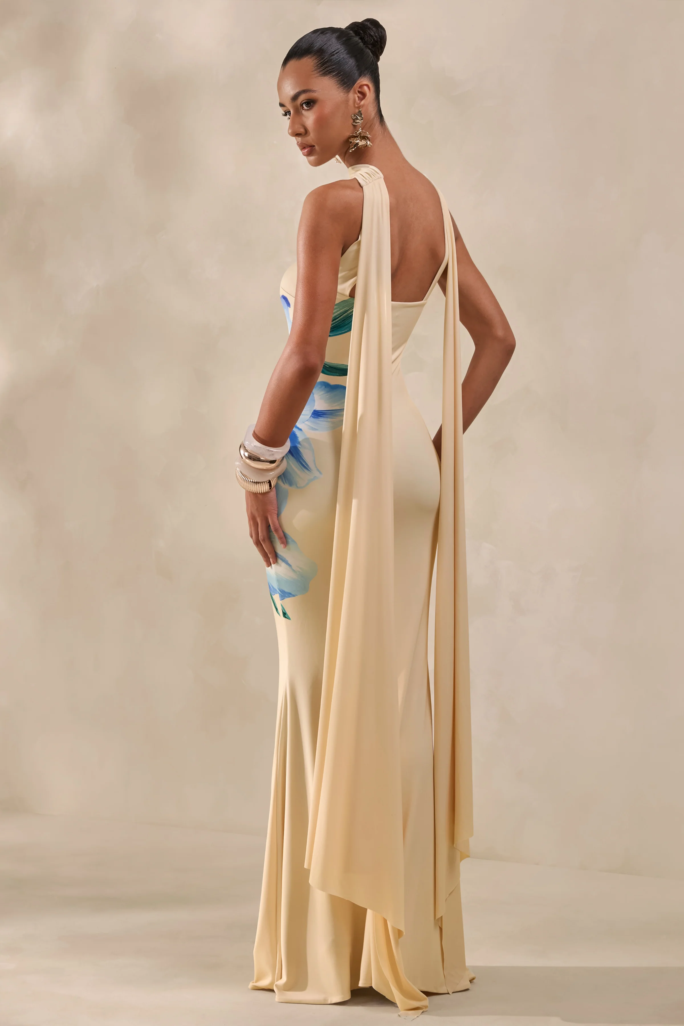 Brooke | Citroengele En Blauwe Bloemenprint Bandeau Maxi Jurk Met Sjaal - Image 3
