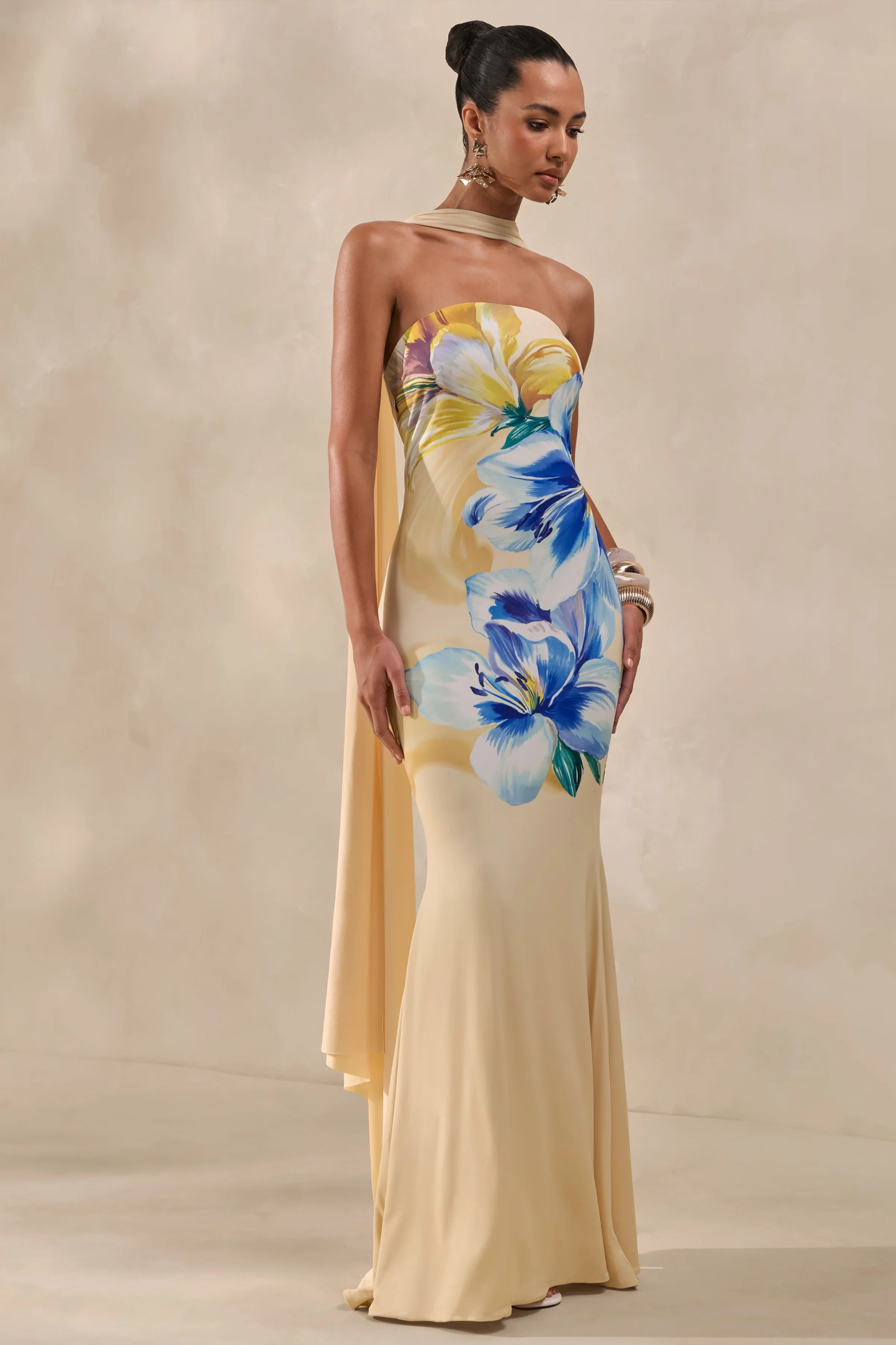 Brooke | Citroengele En Blauwe Bloemenprint Bandeau Maxi Jurk Met Sjaal - Image 6