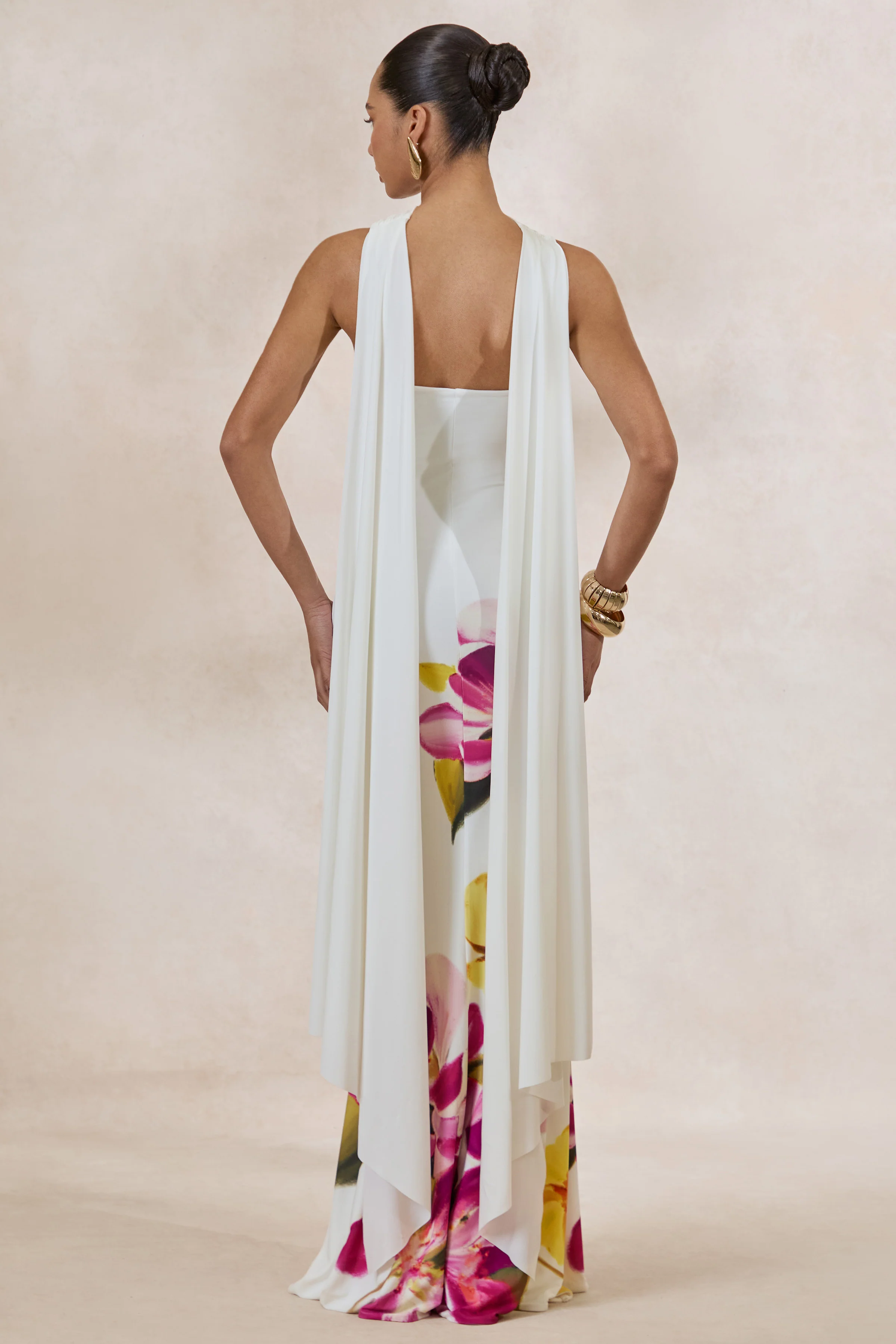 Brooke |  Fel Roze En Citroengele Bloemenprint Maxi Jurk Met Bandeau Hals En Sjaaldetail - Image 2