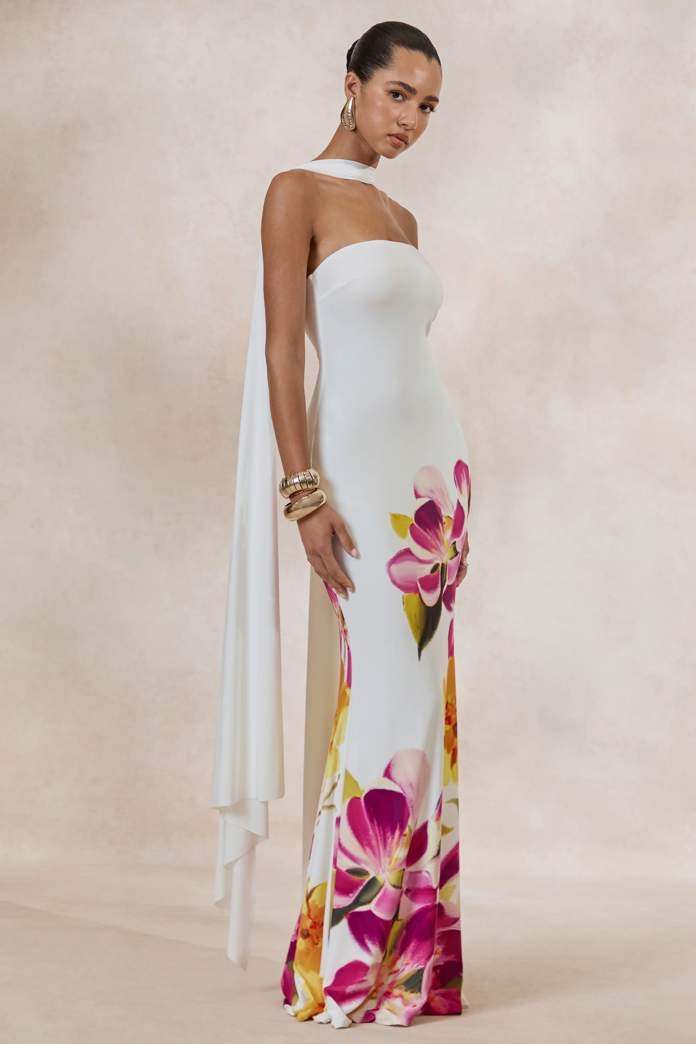 Brooke |  Fel Roze En Citroengele Bloemenprint Maxi Jurk Met Bandeau Hals En Sjaaldetail - Image 4