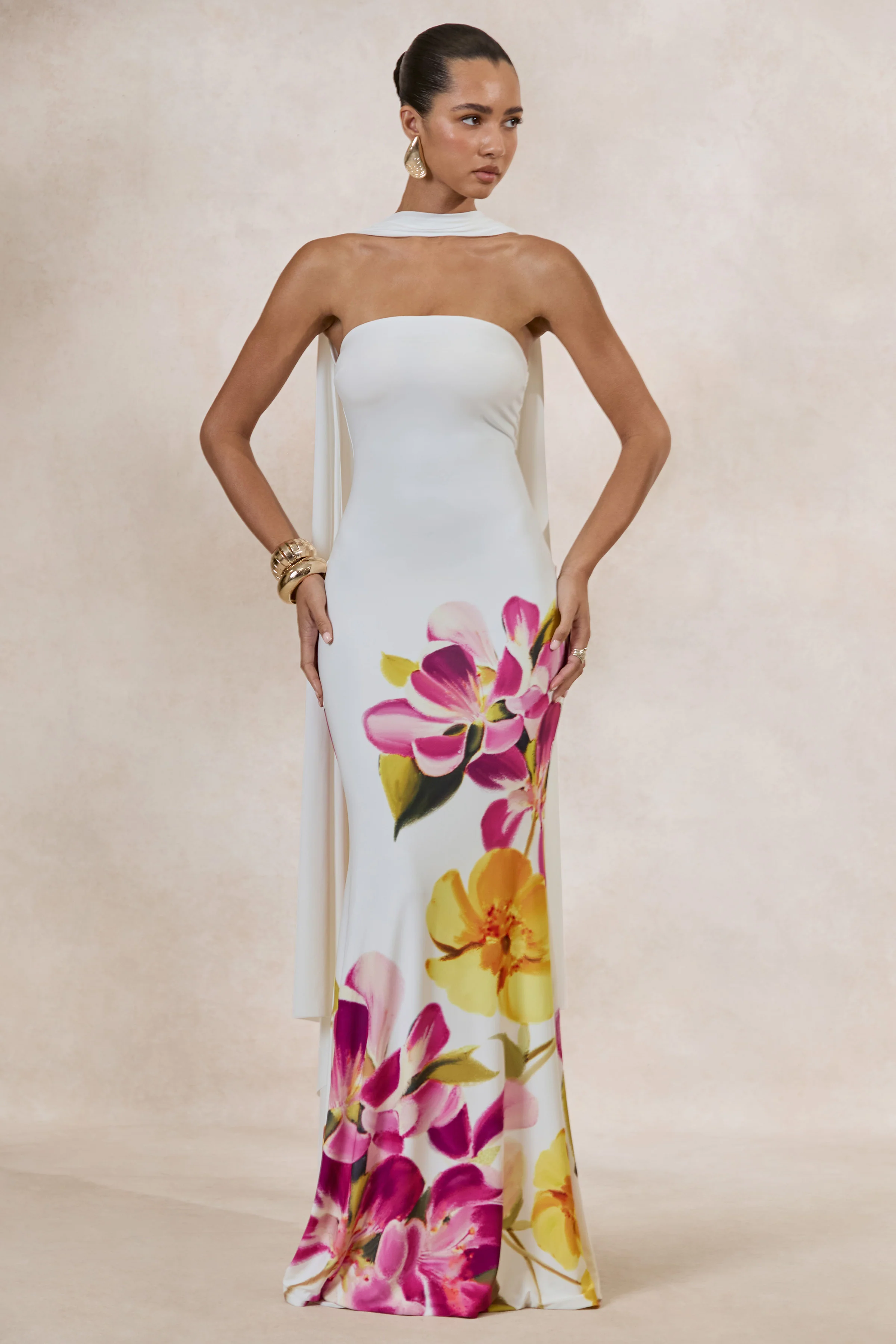 Brooke |  Fel Roze En Citroengele Bloemenprint Maxi Jurk Met Bandeau Hals En Sjaaldetail - Image 5