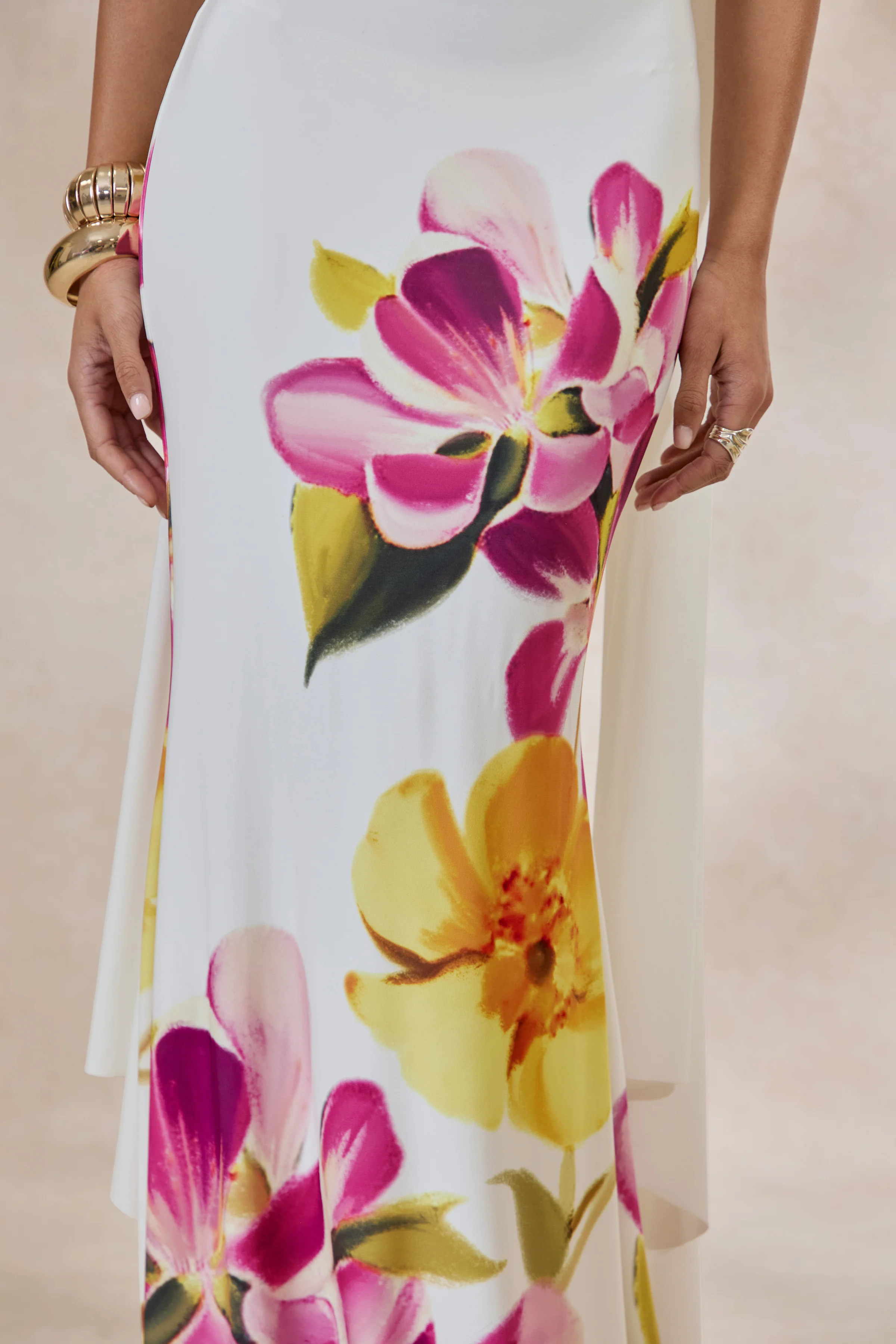Brooke |  Fel Roze En Citroengele Bloemenprint Maxi Jurk Met Bandeau Hals En Sjaaldetail - Image 6