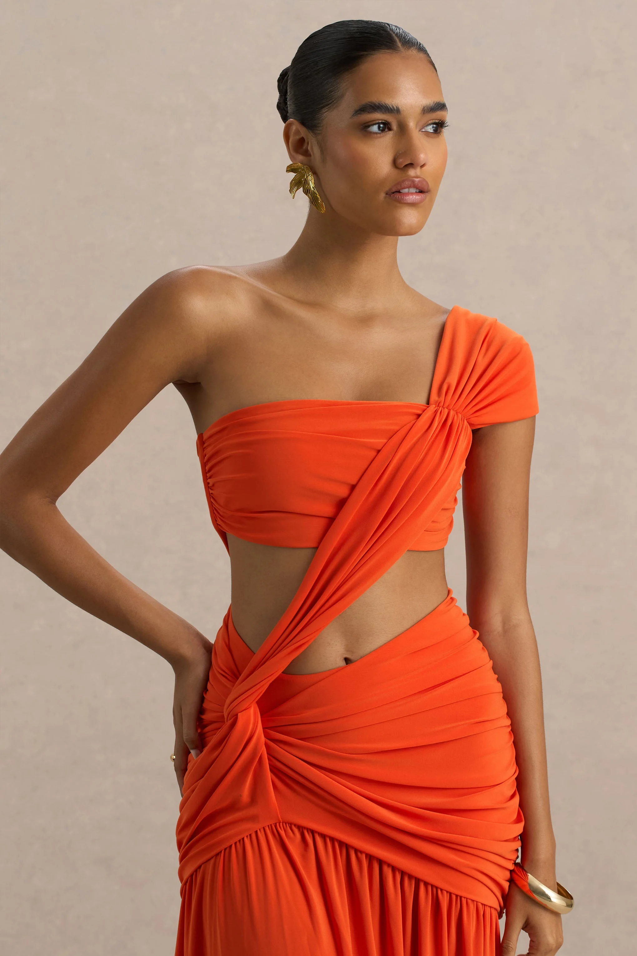 Cadiz | Oranje Asymmetrische Maxi Jurk Met Uitsnijding Detail En Open Rug - Image 3