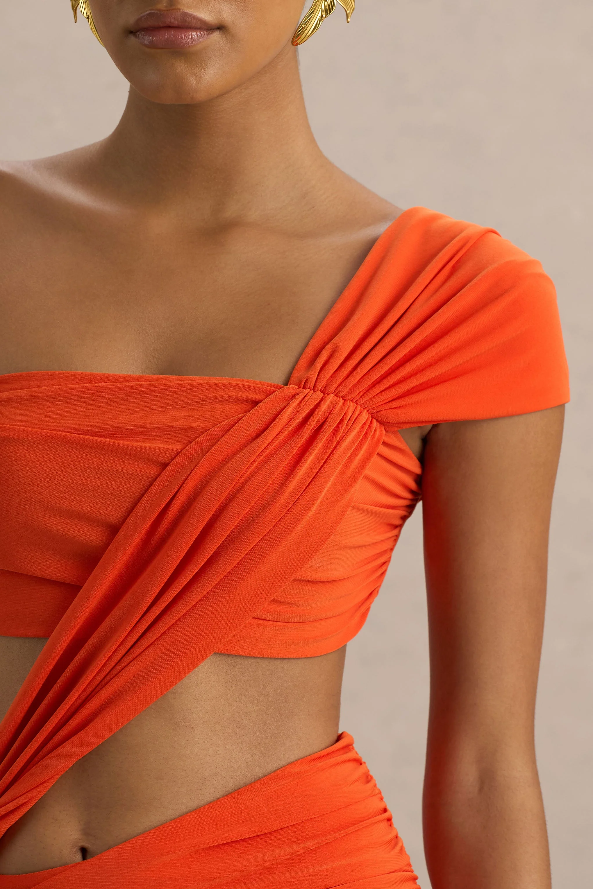 Cadiz | Oranje Asymmetrische Maxi Jurk Met Uitsnijding Detail En Open Rug - Image 6
