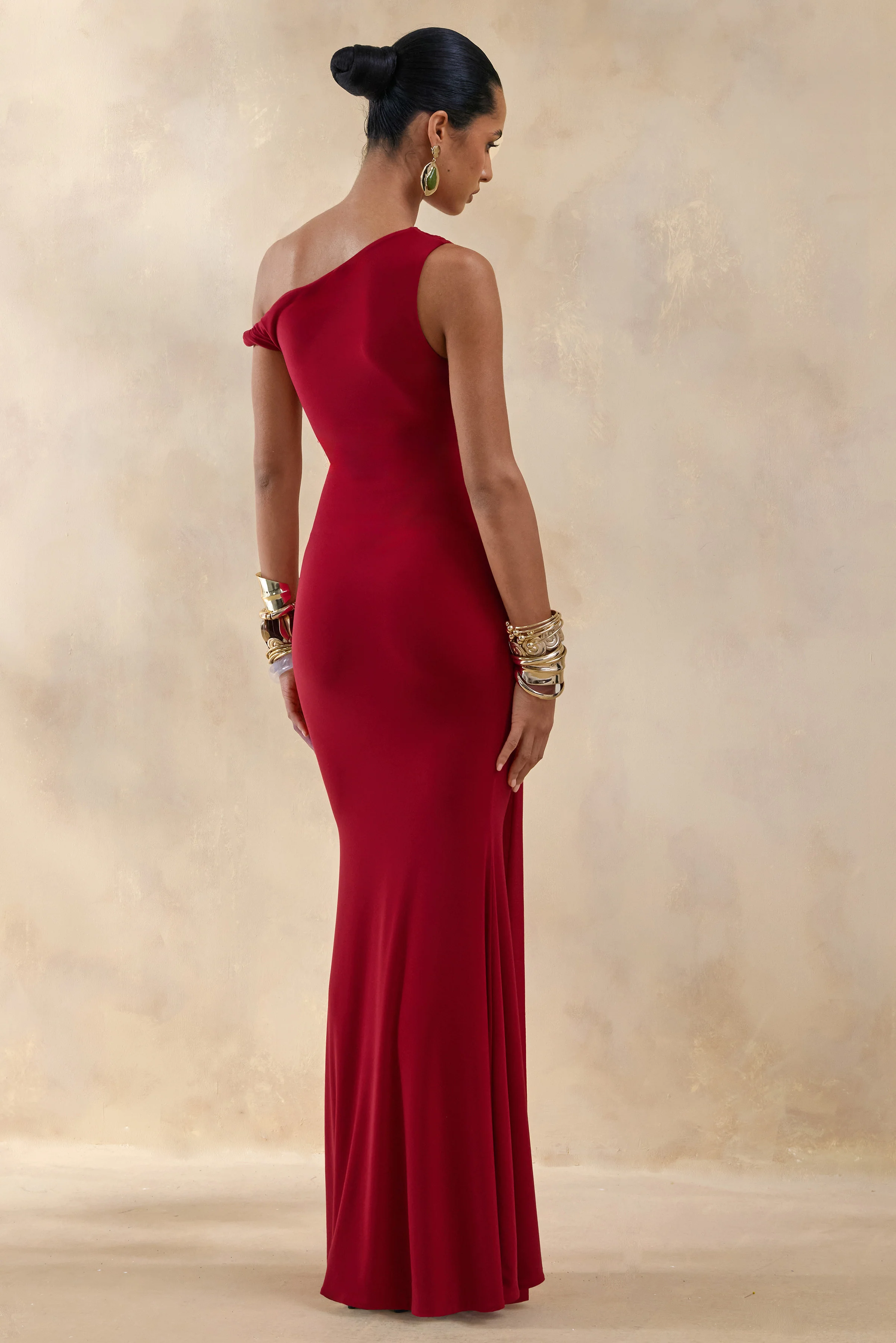 Caelia | Rode Asymmetrische Hals Maxi Jurk Met Gouden Details En Ceintuur - Image 2