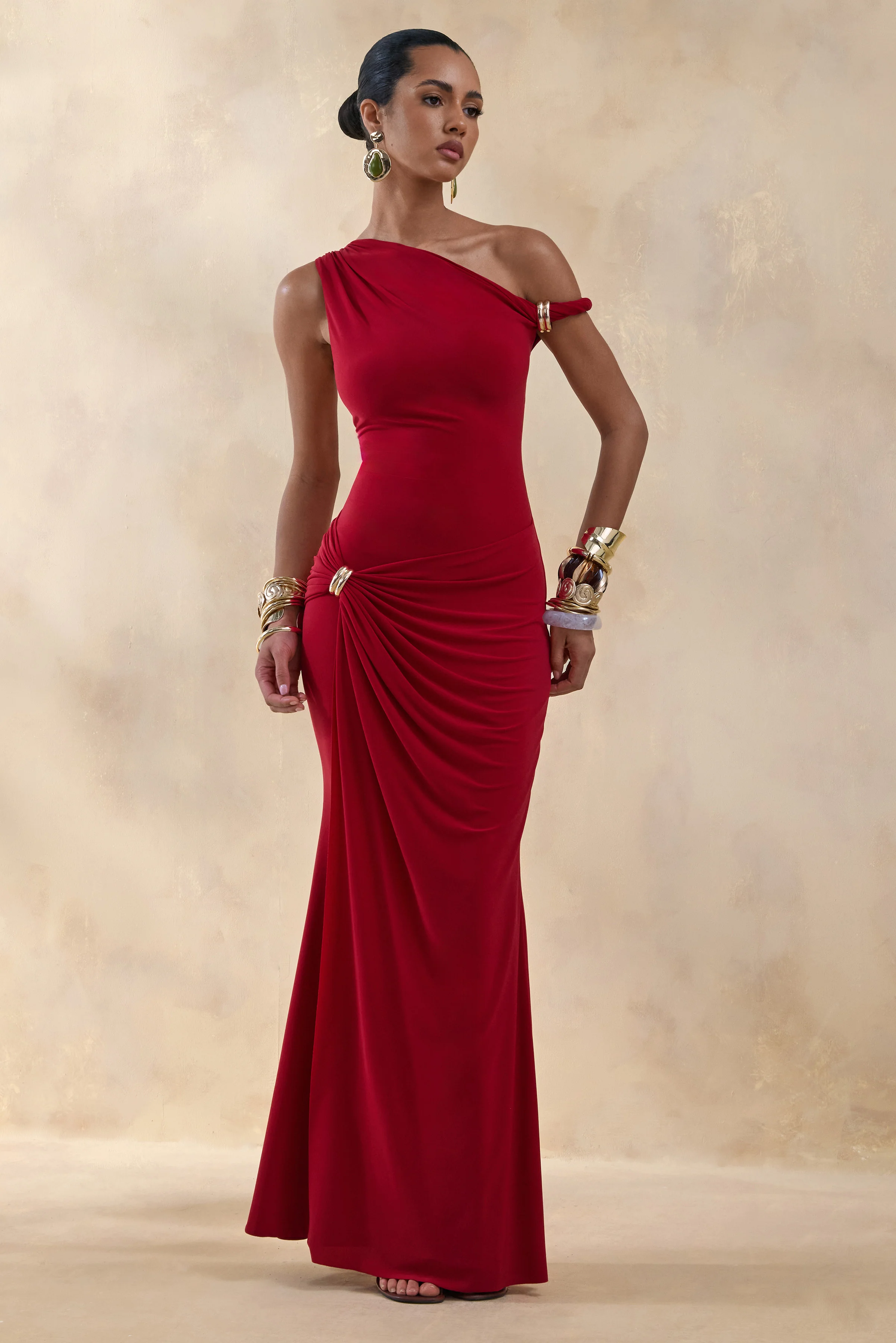 Caelia | Rode Asymmetrische Hals Maxi Jurk Met Gouden Details En Ceintuur - Image 4