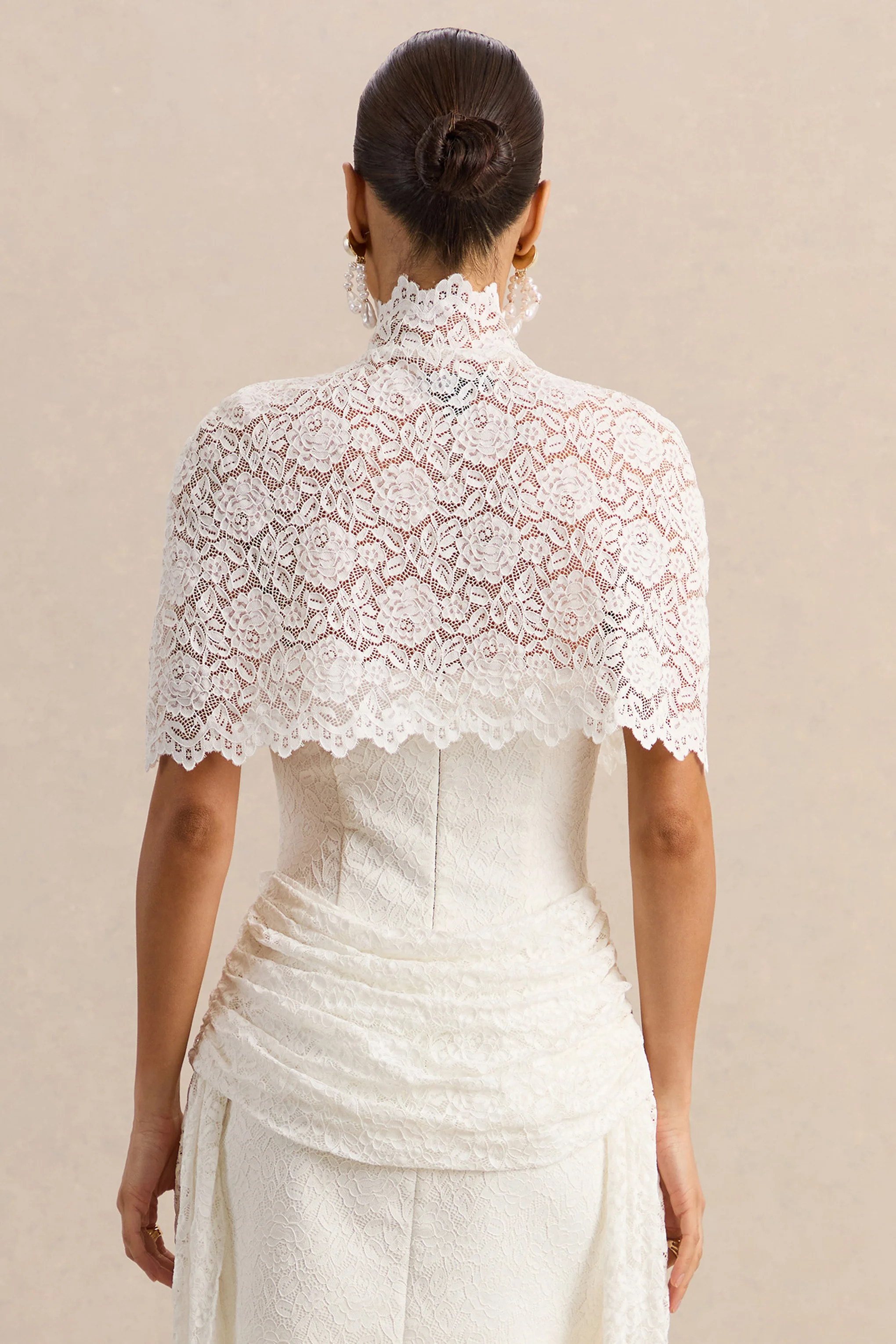 Caliro | Witte Kanten Korte Cape Met Hoge Hals - Image 2