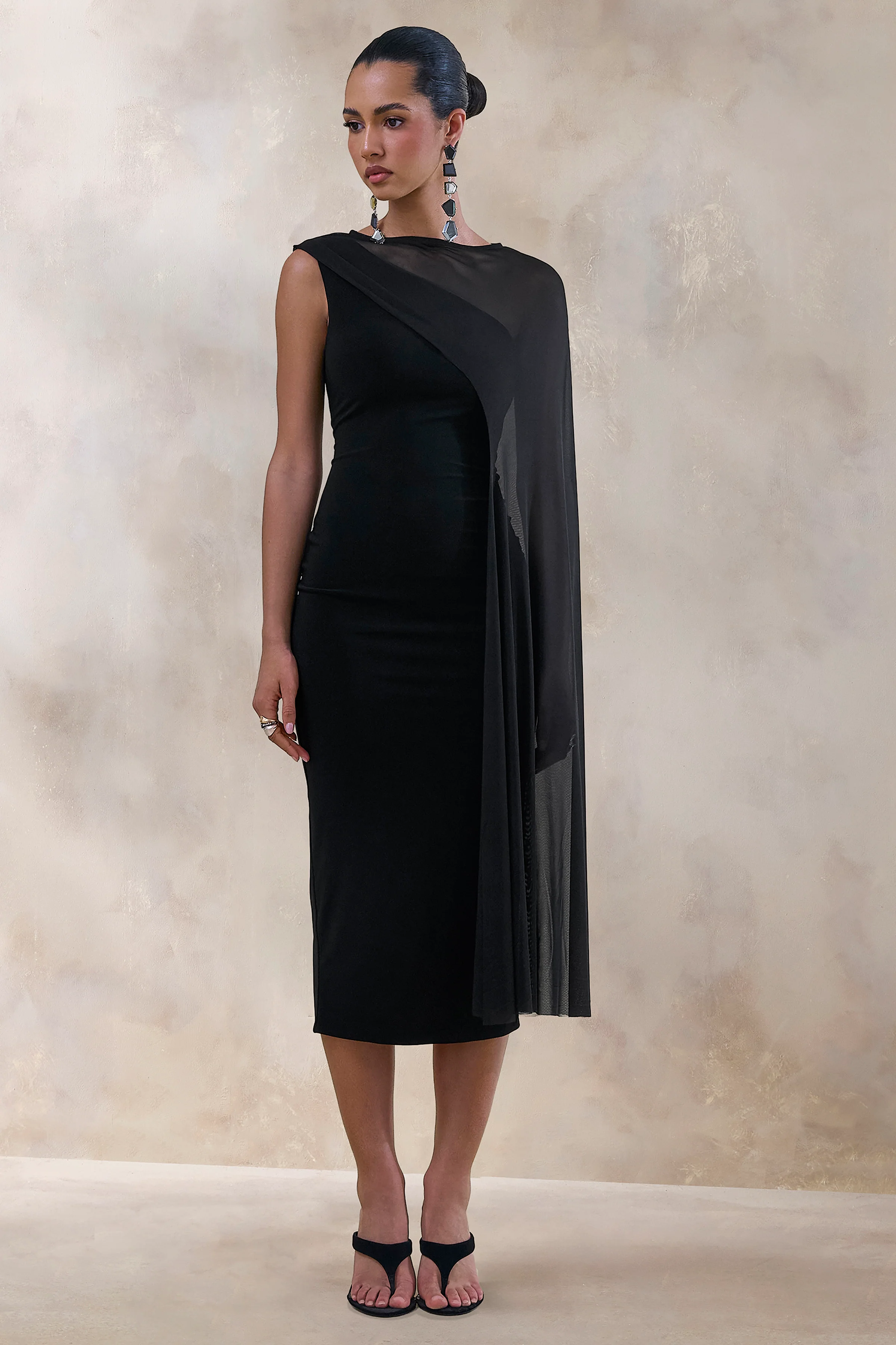 Caloria | Zwart Asymmetrische Hals Midi Jurk Met Mesh Cape Mouw