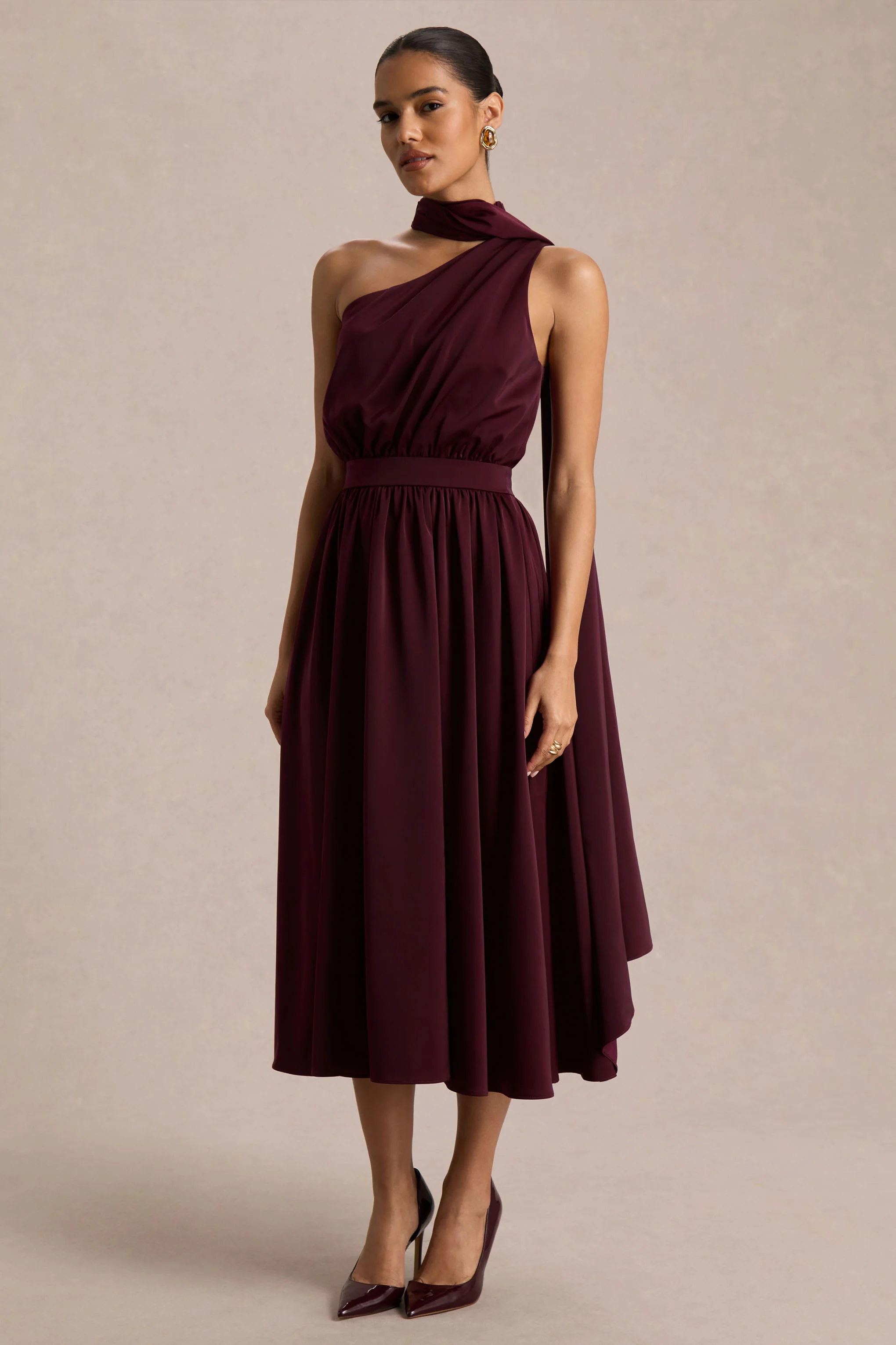 Caluna | Bordeaux Satijnen Asymmetrische Midi Jurk Met Sjaaldetail