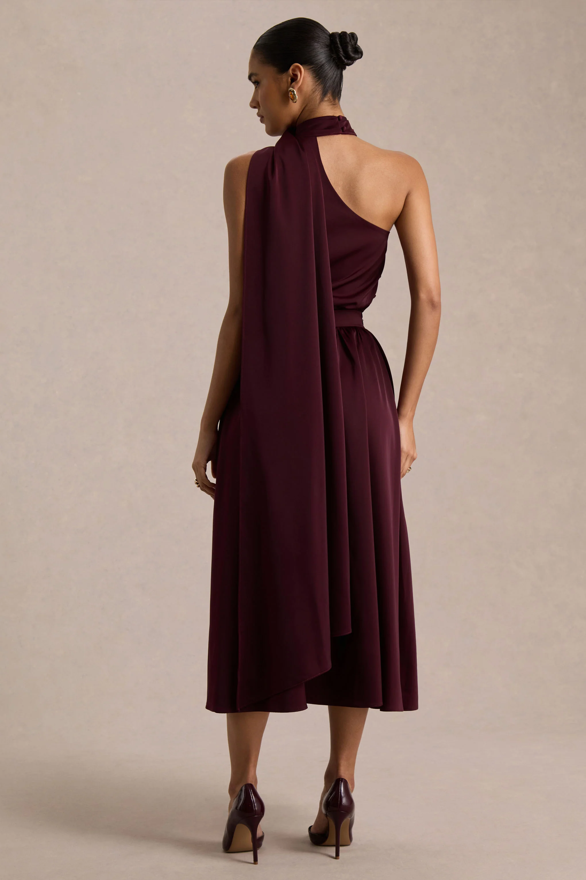 Caluna | Bordeaux Satijnen Asymmetrische Midi Jurk Met Sjaaldetail - Image 2