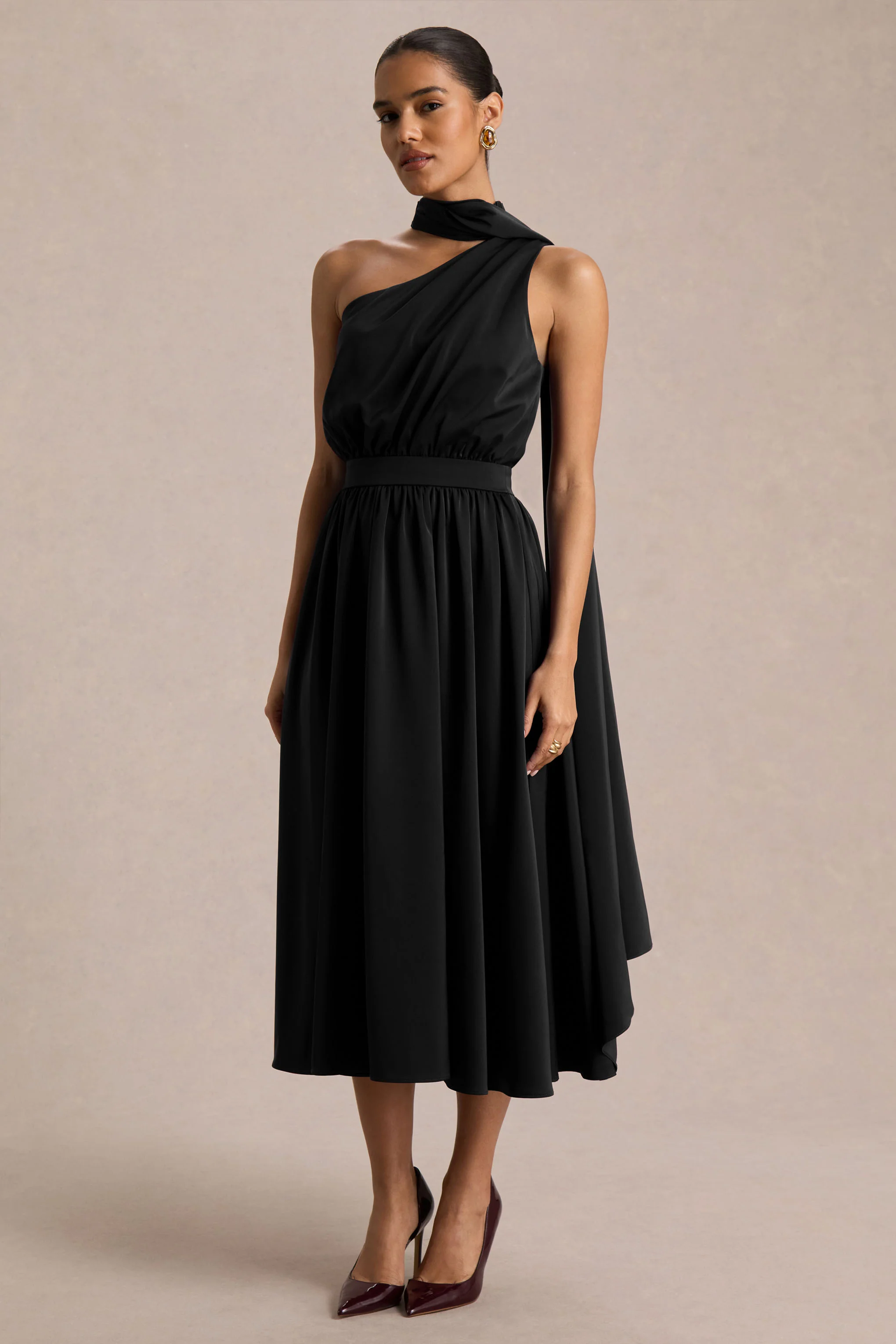 Caluna | Zwarte Satijnen Asymmetrische Midi Jurk Met Sjaal Detail