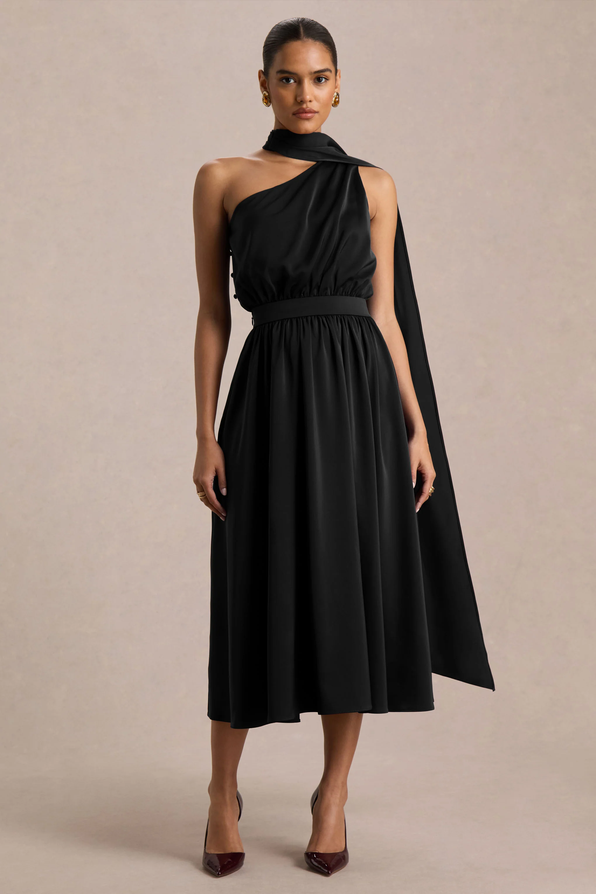 Caluna | Zwarte Satijnen Asymmetrische Midi Jurk Met Sjaal Detail - Image 3