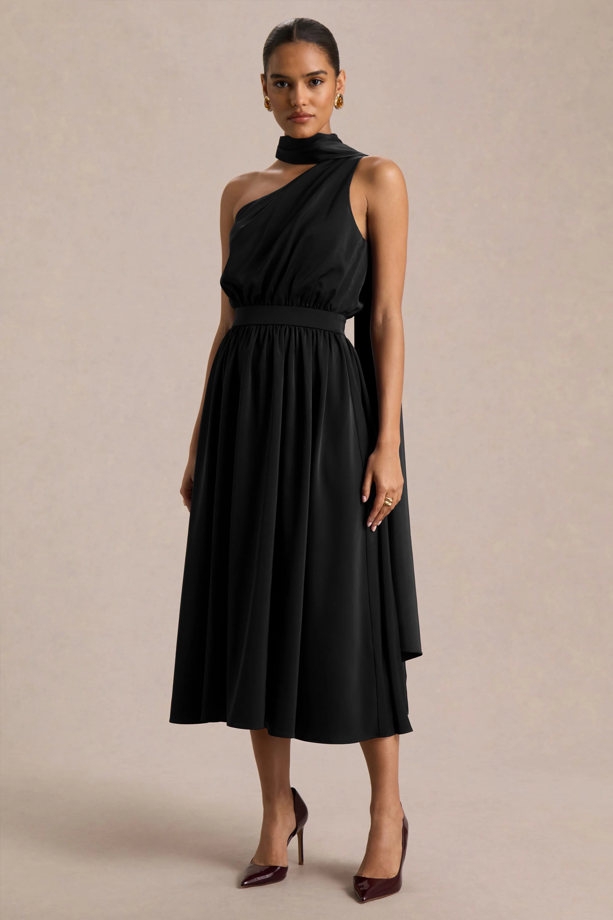 Caluna | Zwarte Satijnen Asymmetrische Midi Jurk Met Sjaal Detail - Image 4