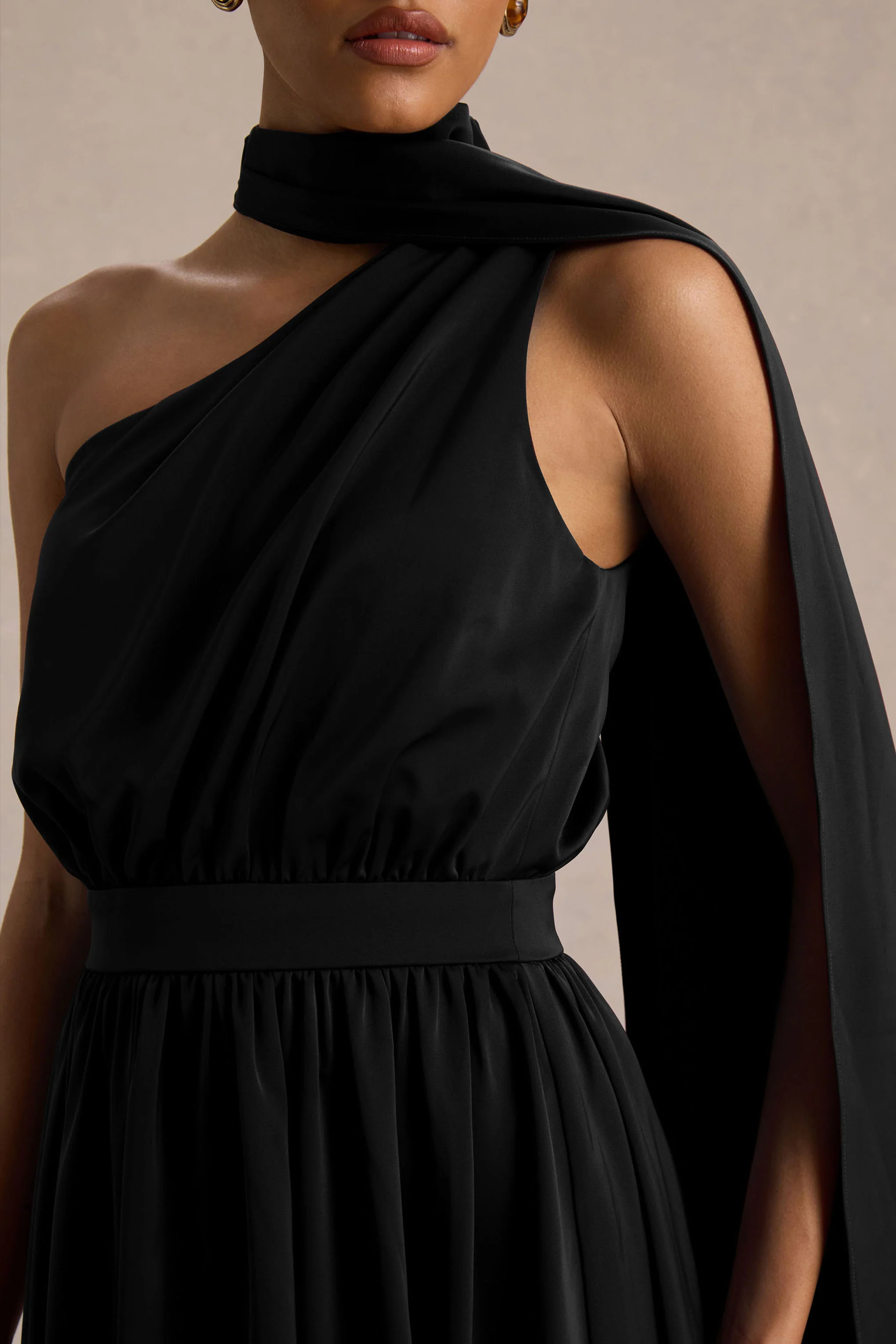 Caluna | Zwarte Satijnen Asymmetrische Midi Jurk Met Sjaal Detail - Image 5