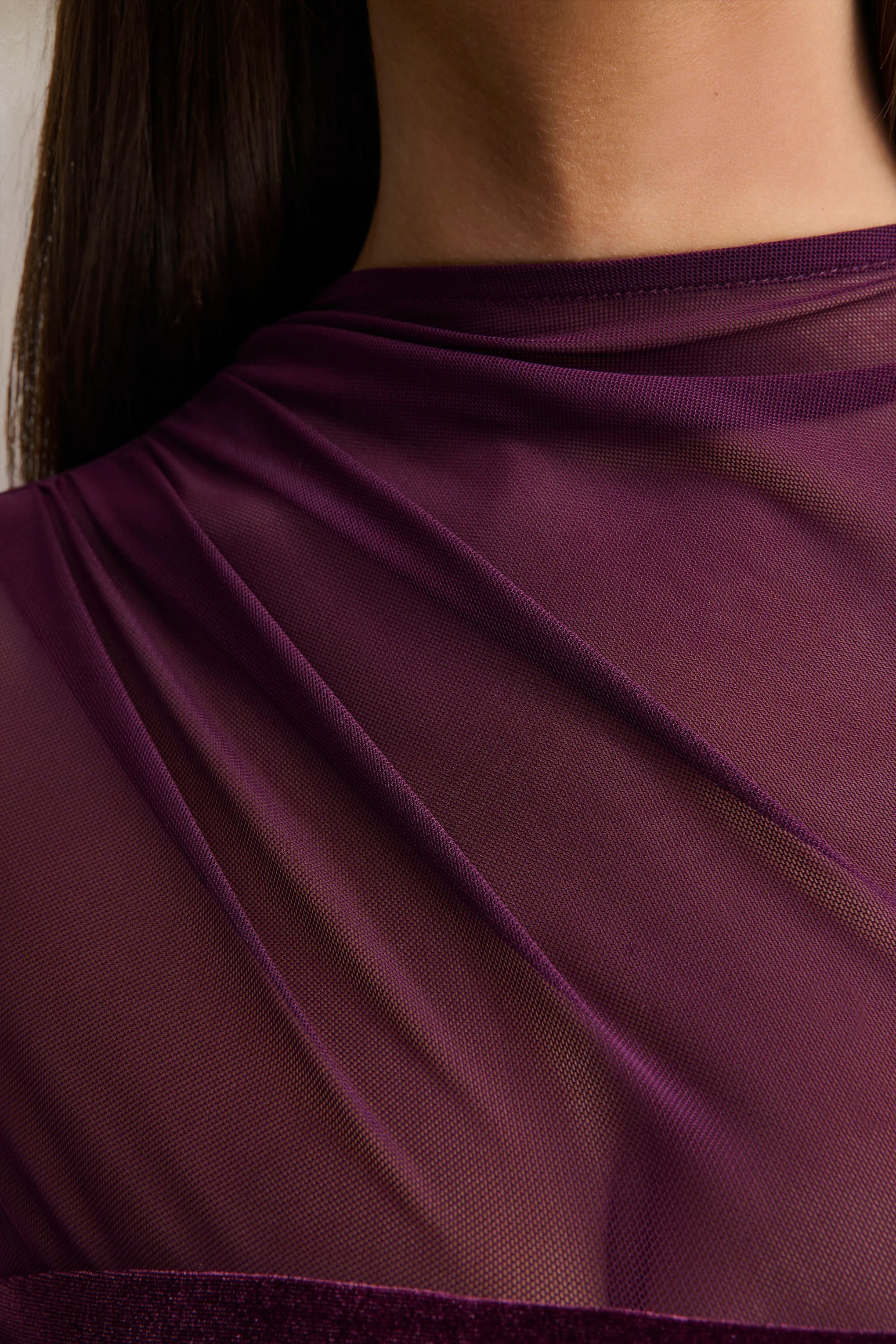 Cambria | Pruim Fluwelen Maxi Jurk Met Hoge Ronde Hals En Drapering Detail - Image 6