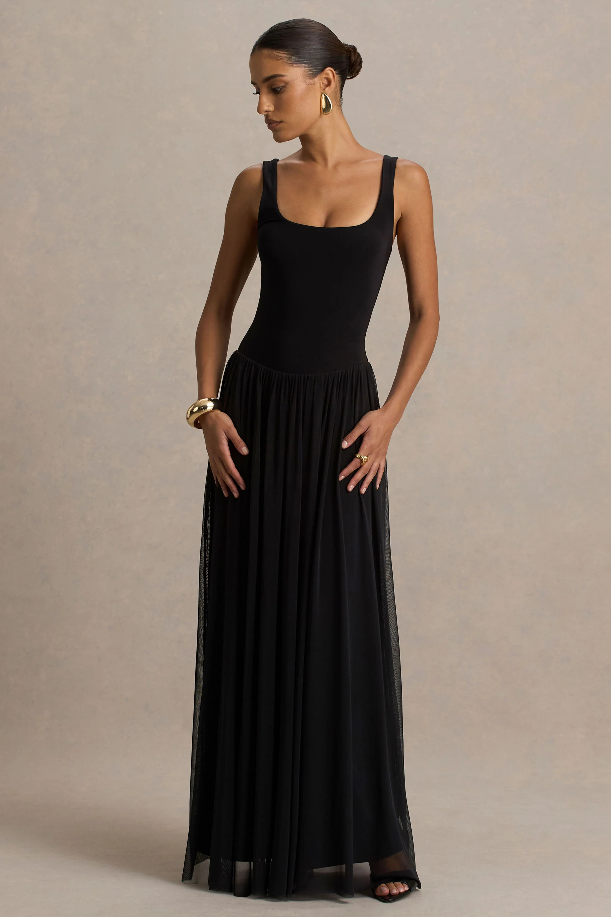 Camila | Zwart Ronde Hals Maxi Jurk Met Geplooide Rok - Image 4