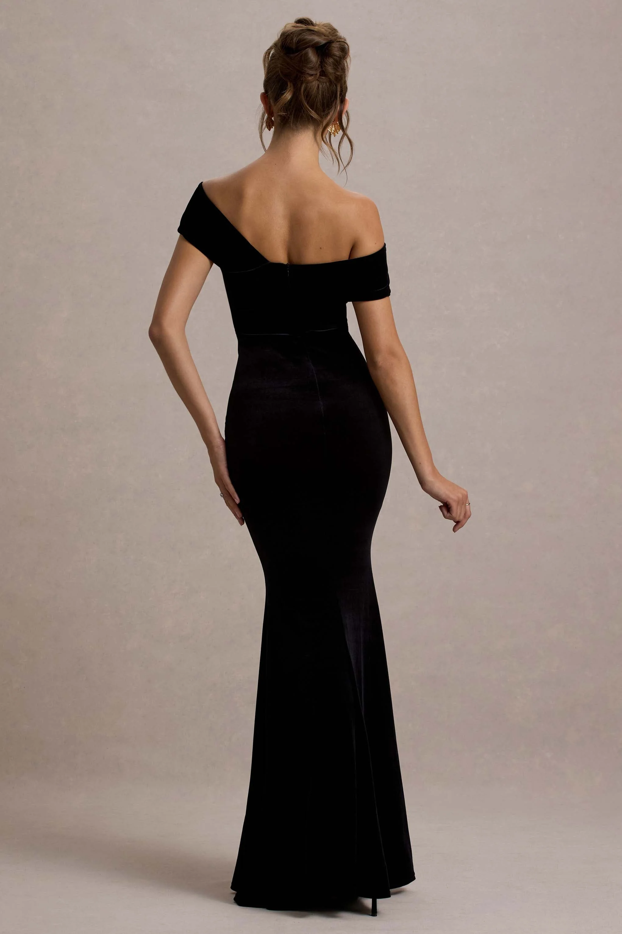 Candela | Zwarte Fluwelen Asymmetrische Bardot Maxi Jurk - Image 2