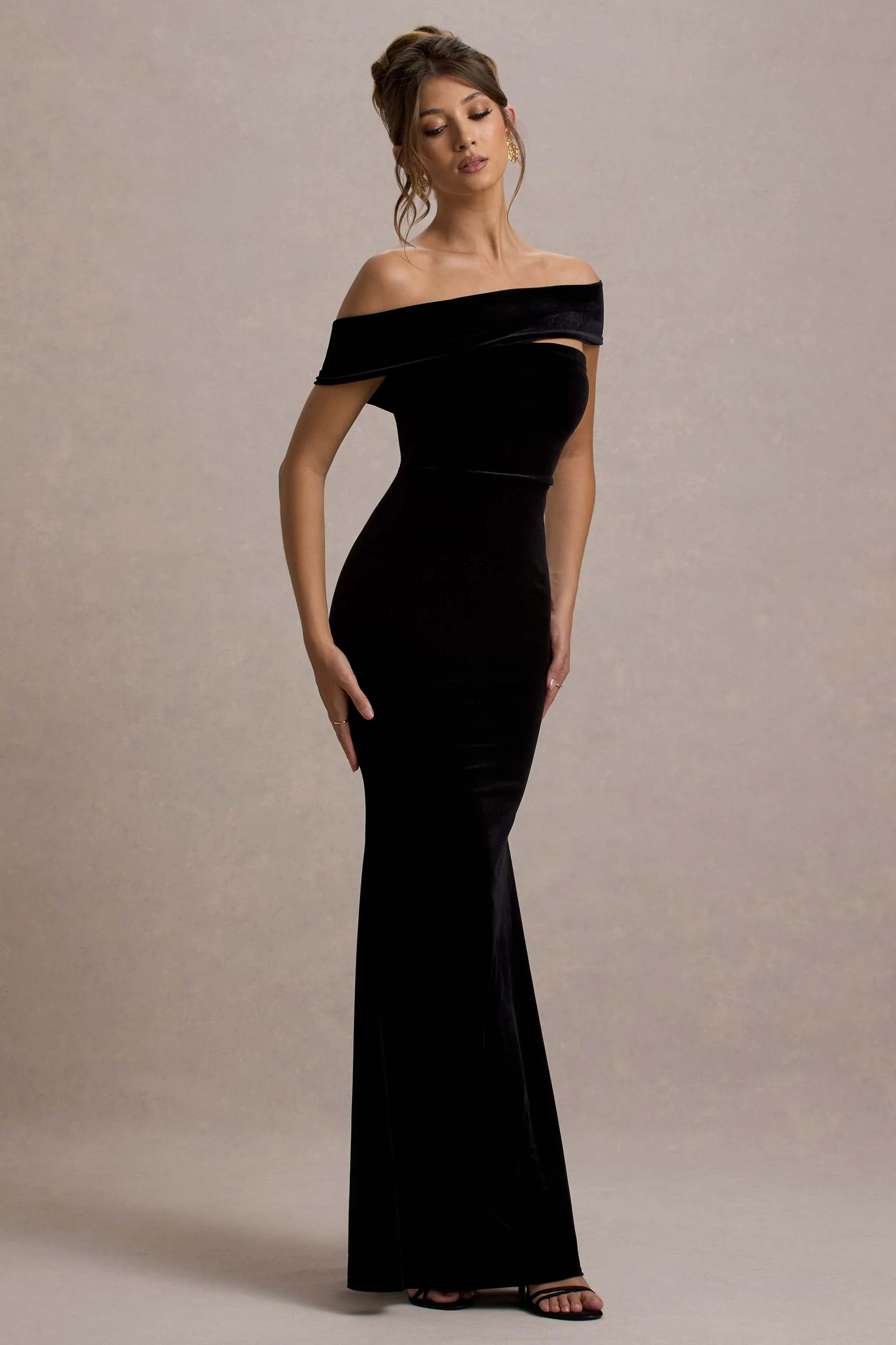 Candela | Zwarte Fluwelen Asymmetrische Bardot Maxi Jurk - Image 4