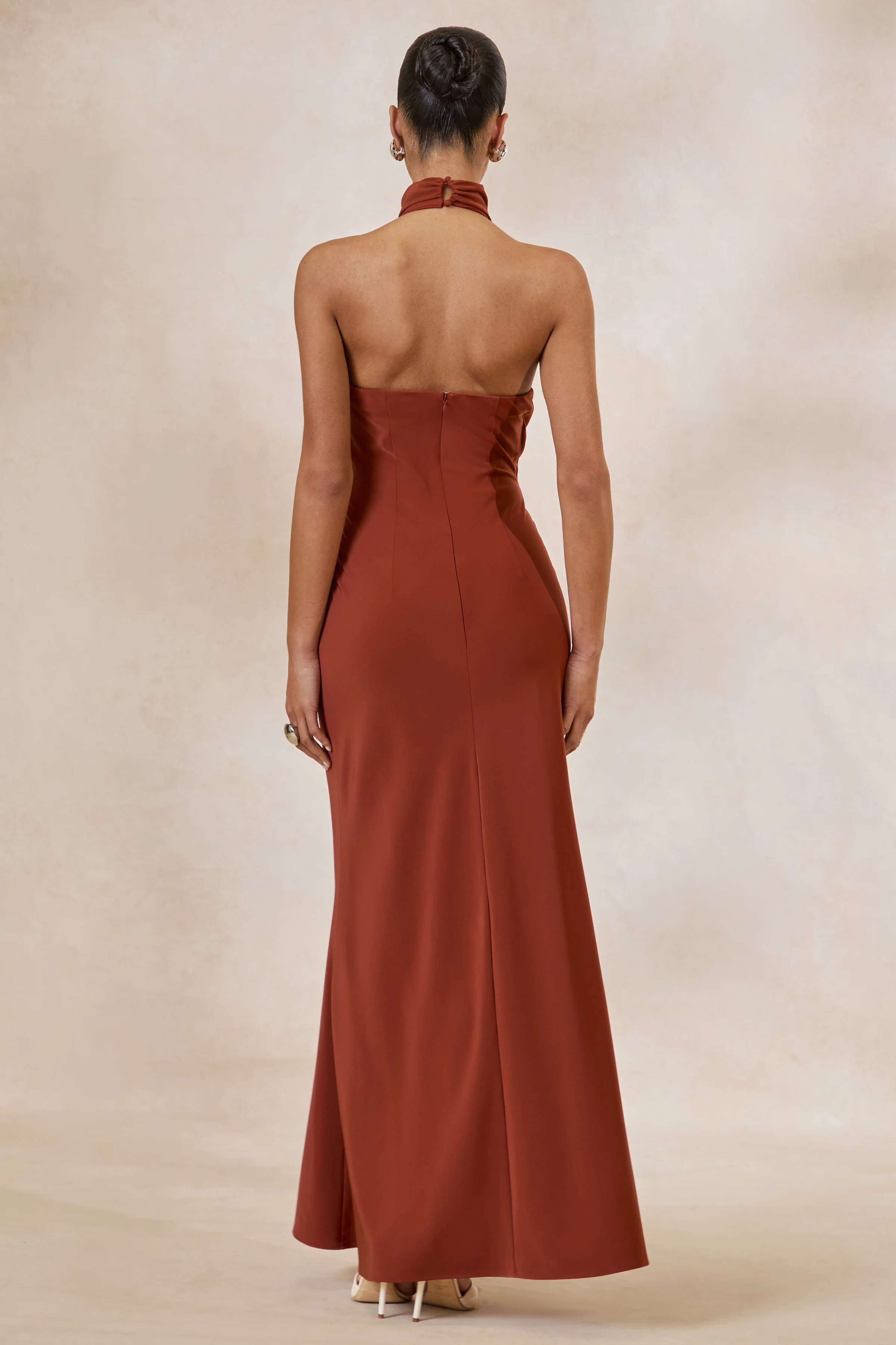 Canella | Satijnen Halternek Maxi Jurk Met Ceintuurdetail In Roest - Image 2