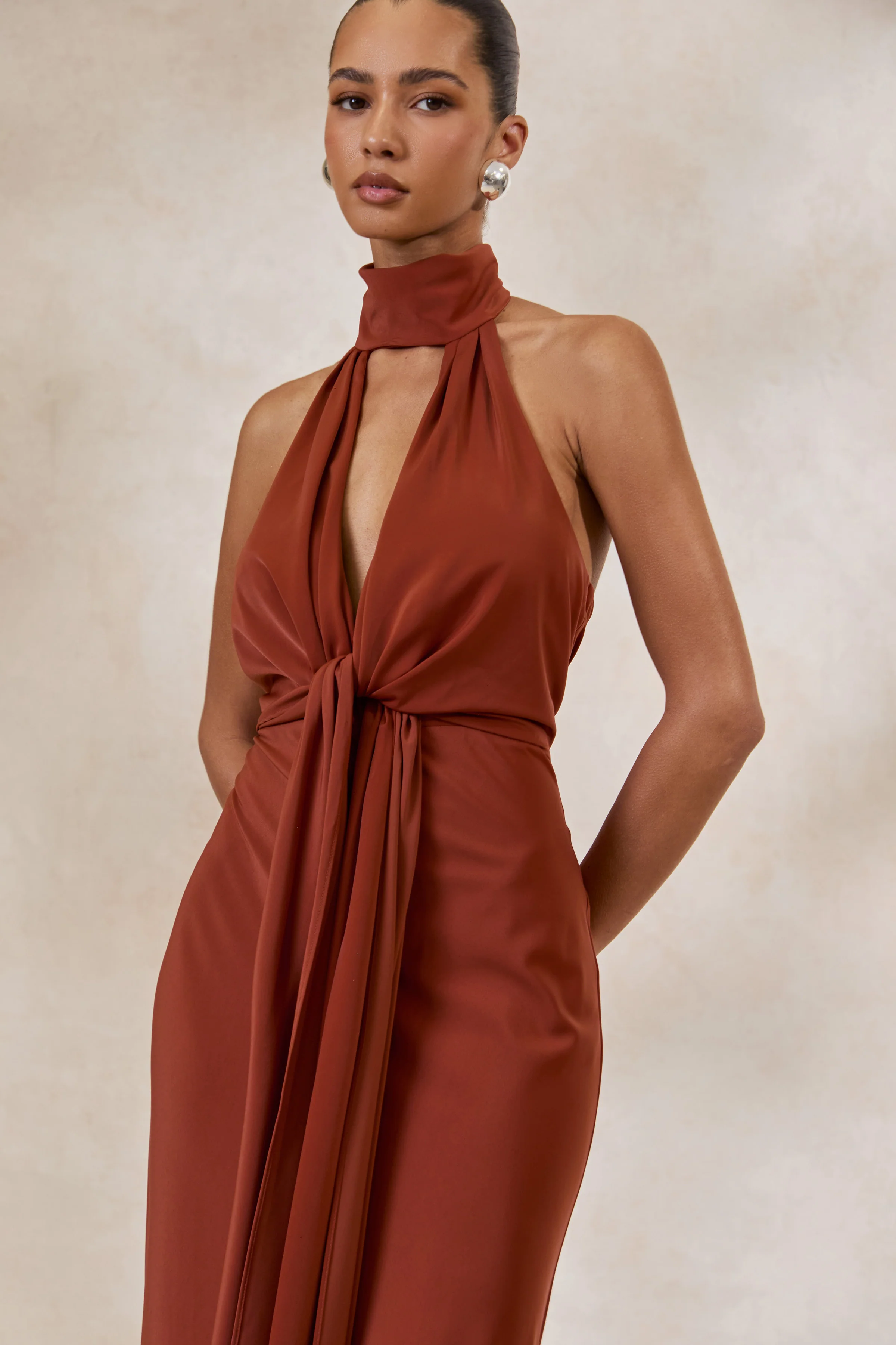 Canella | Satijnen Halternek Maxi Jurk Met Ceintuurdetail In Roest - Image 3