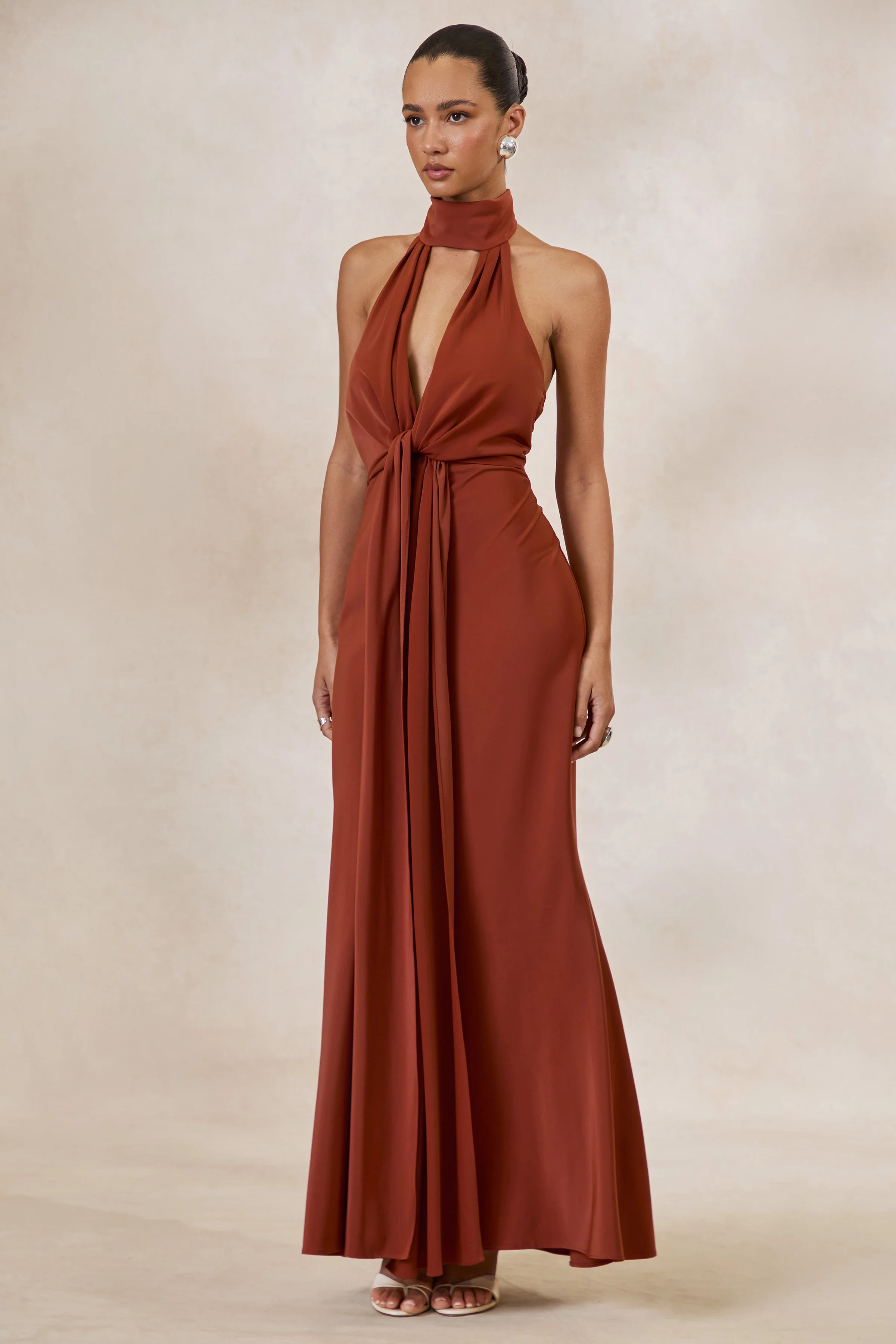 Canella | Satijnen Halternek Maxi Jurk Met Ceintuurdetail In Roest - Image 4